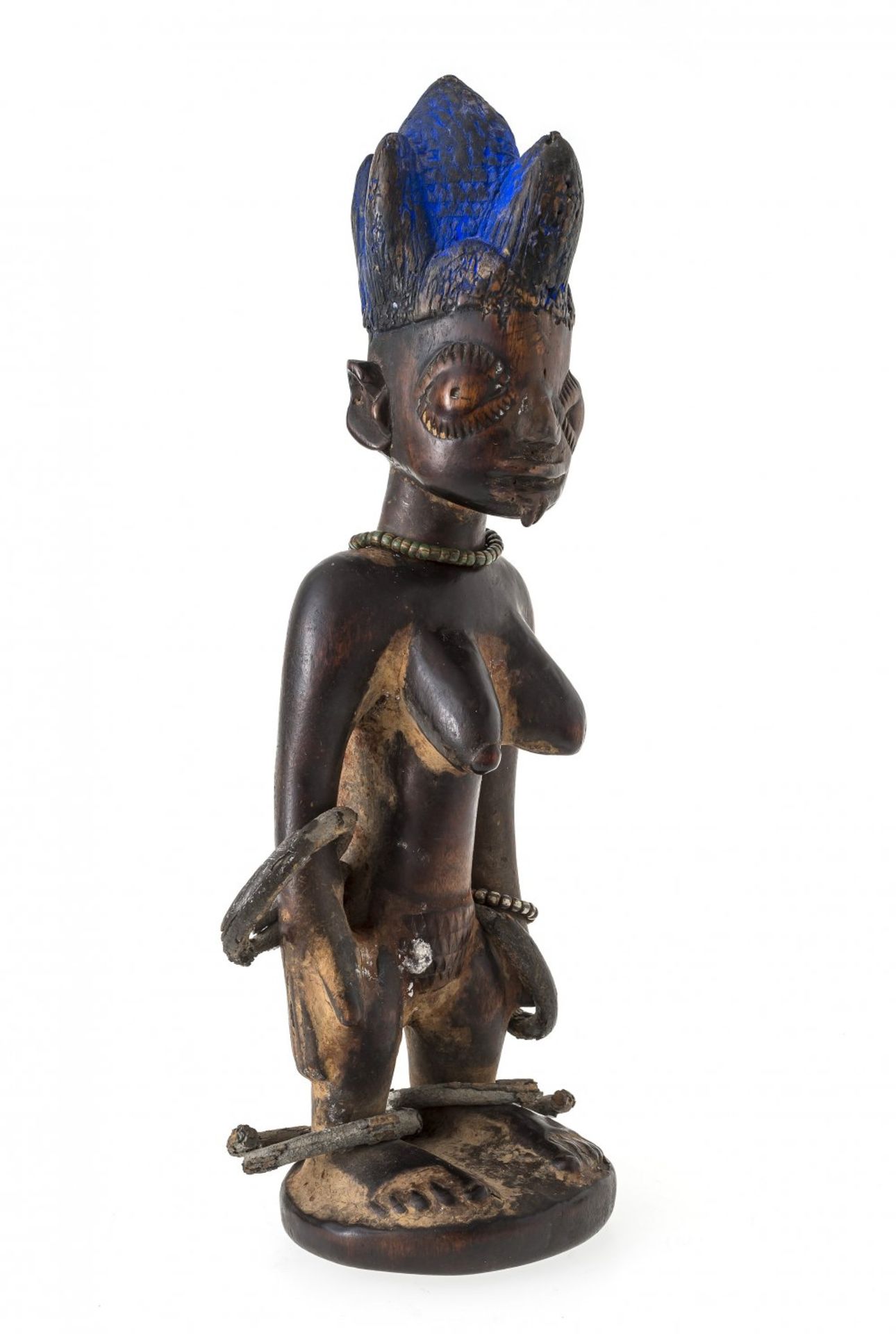 Weibliche Zwillingsfigur "ibedji"Yoruba, Nigeria. Mit blau gefärbter Kronenfrisur vermutlich aus