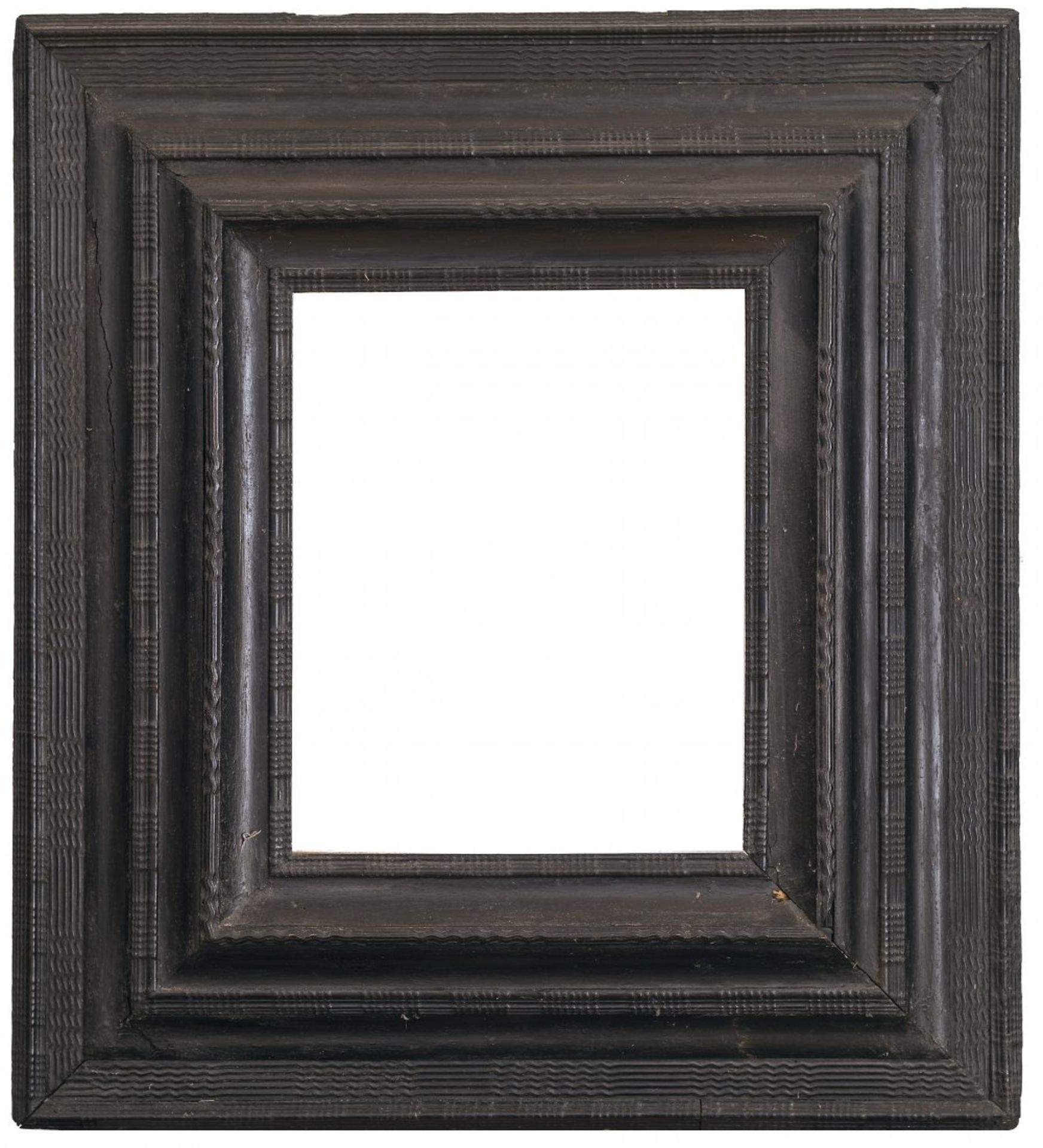 PlattenrahmenSpanien, 17. Jh. Getreppte Flammleisten. Holz, geschwärzt. Besch. 46 x 38,5 cm.Plate