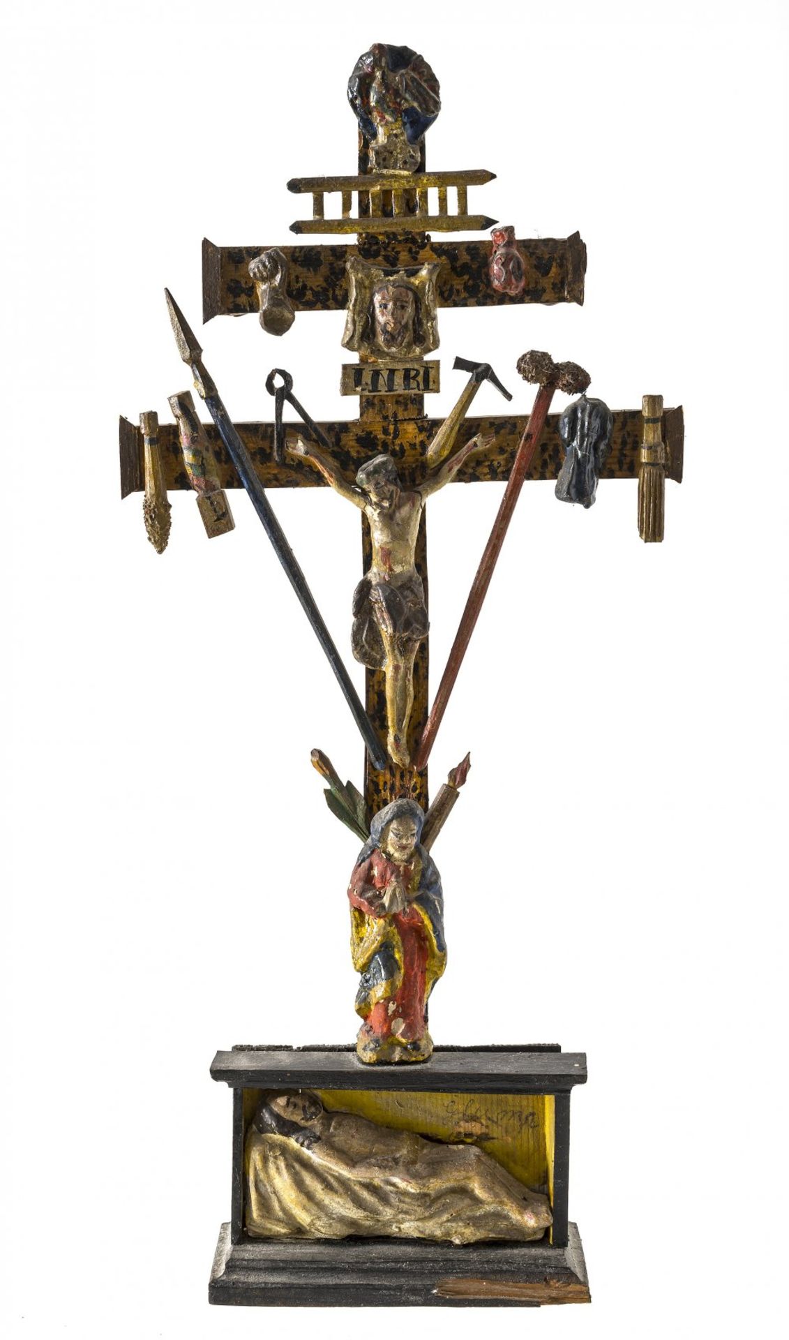 Standkreuz mit Arma ChristiOberammergau, 19. Jh. Holz, Farbfassung. Im Sockel Grab Christi. Leicht