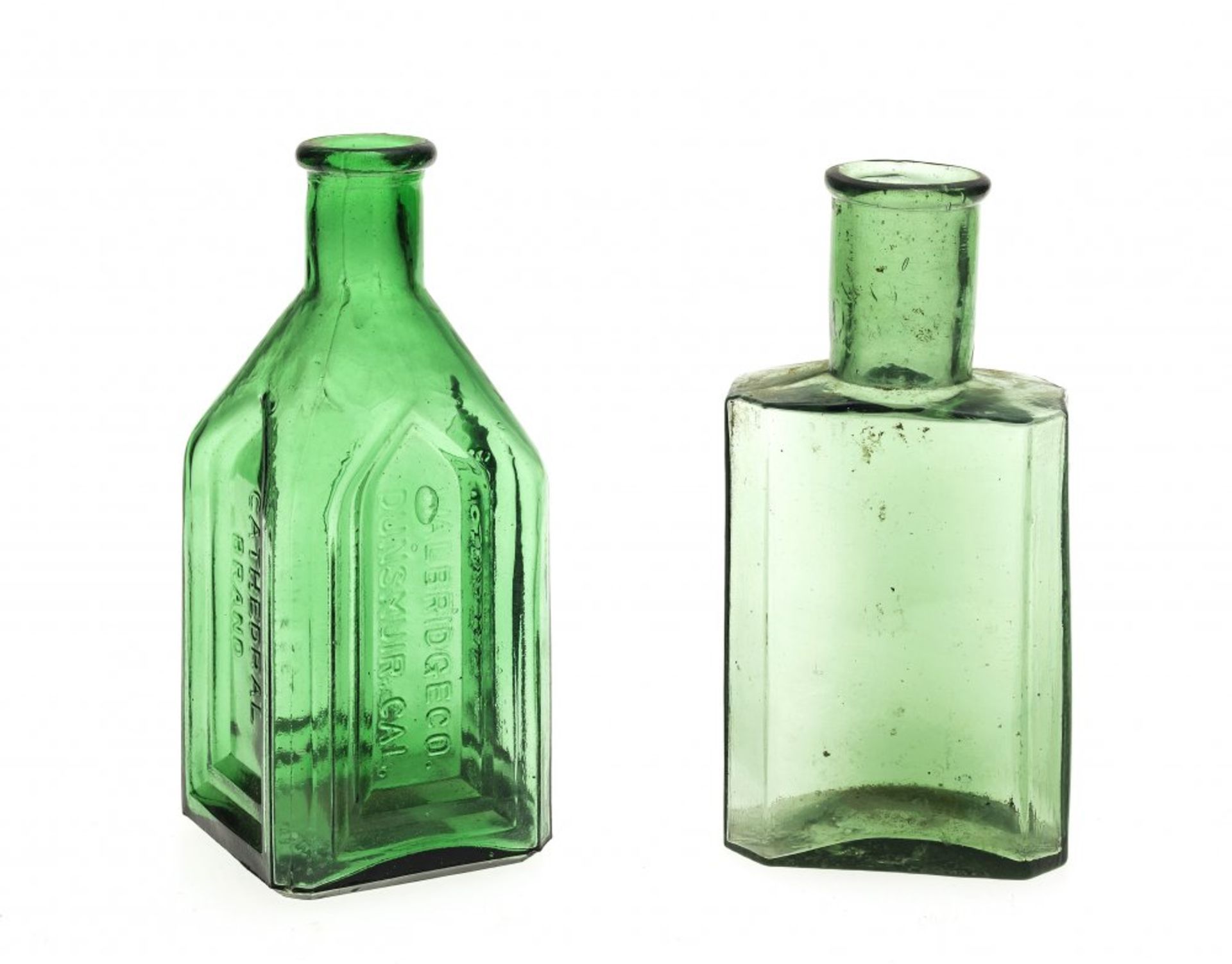Zwei kleine SchnapsflaschenHelllgrünes Pressglas, neuzeitlich. H. je 15 cm.Two small liquor