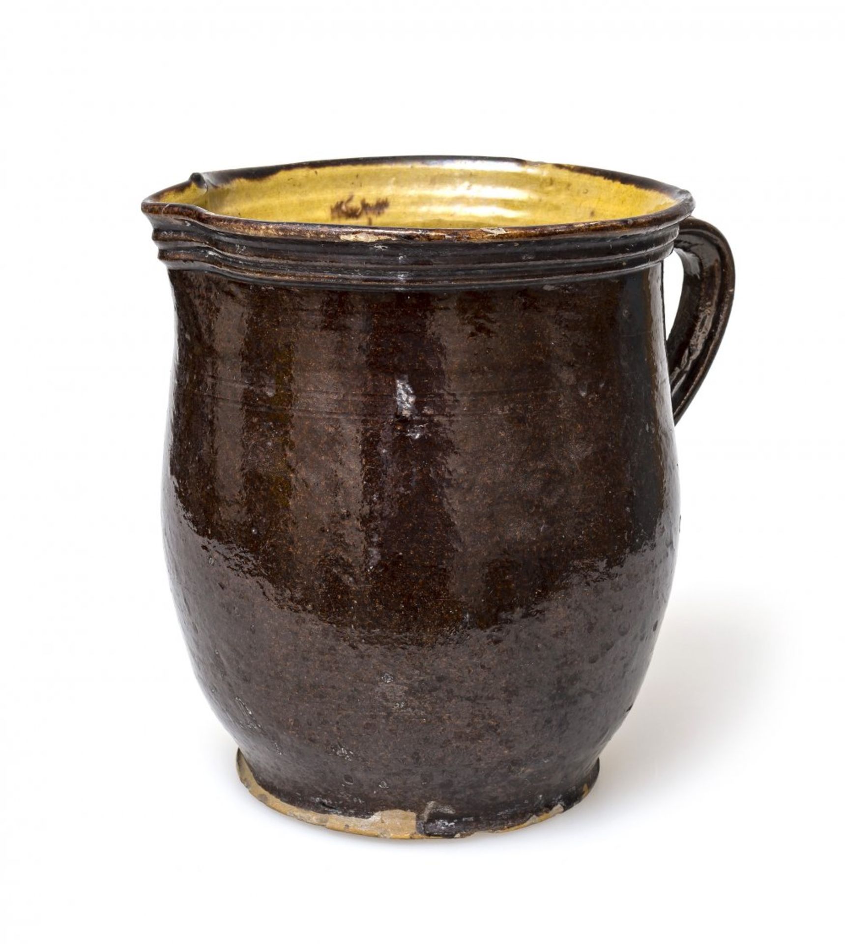 HenkeltopfKröning, 19. Jh. Irdenware, dunkelbraun glasiert. Gerillter Mündungsrand. Best. H. 21 cm.