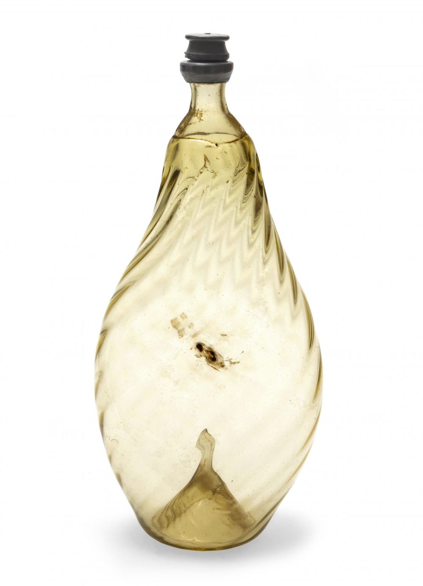 NabelflascheTirol. Farbloses, leicht gelbstichiges Glas, Zinnschraubverschluss. H. 27 cm.navel