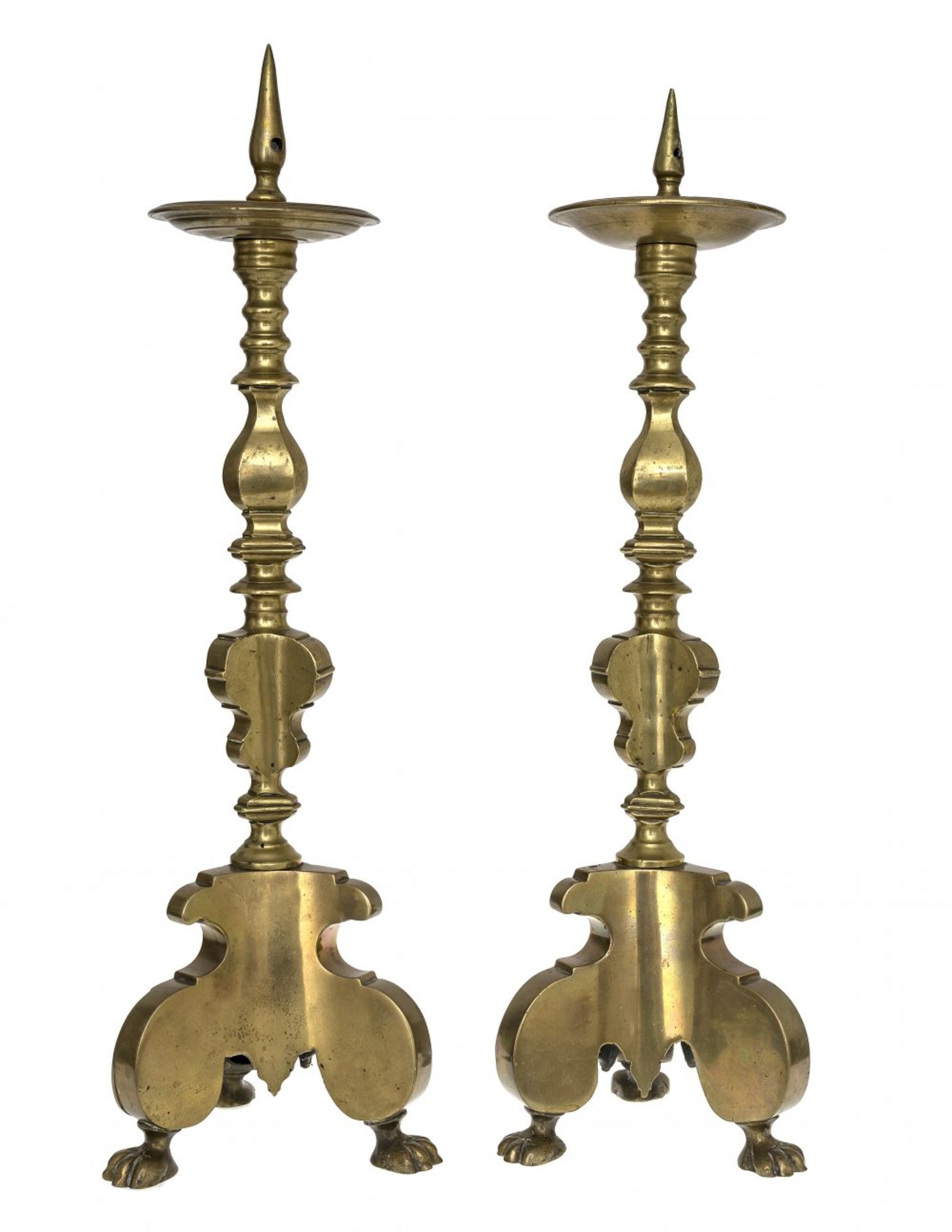 Zwei AltarleuchterNürnberg, 18. Jh. Bronze. Mehrfach profilierter Schaft, Traufteller mit