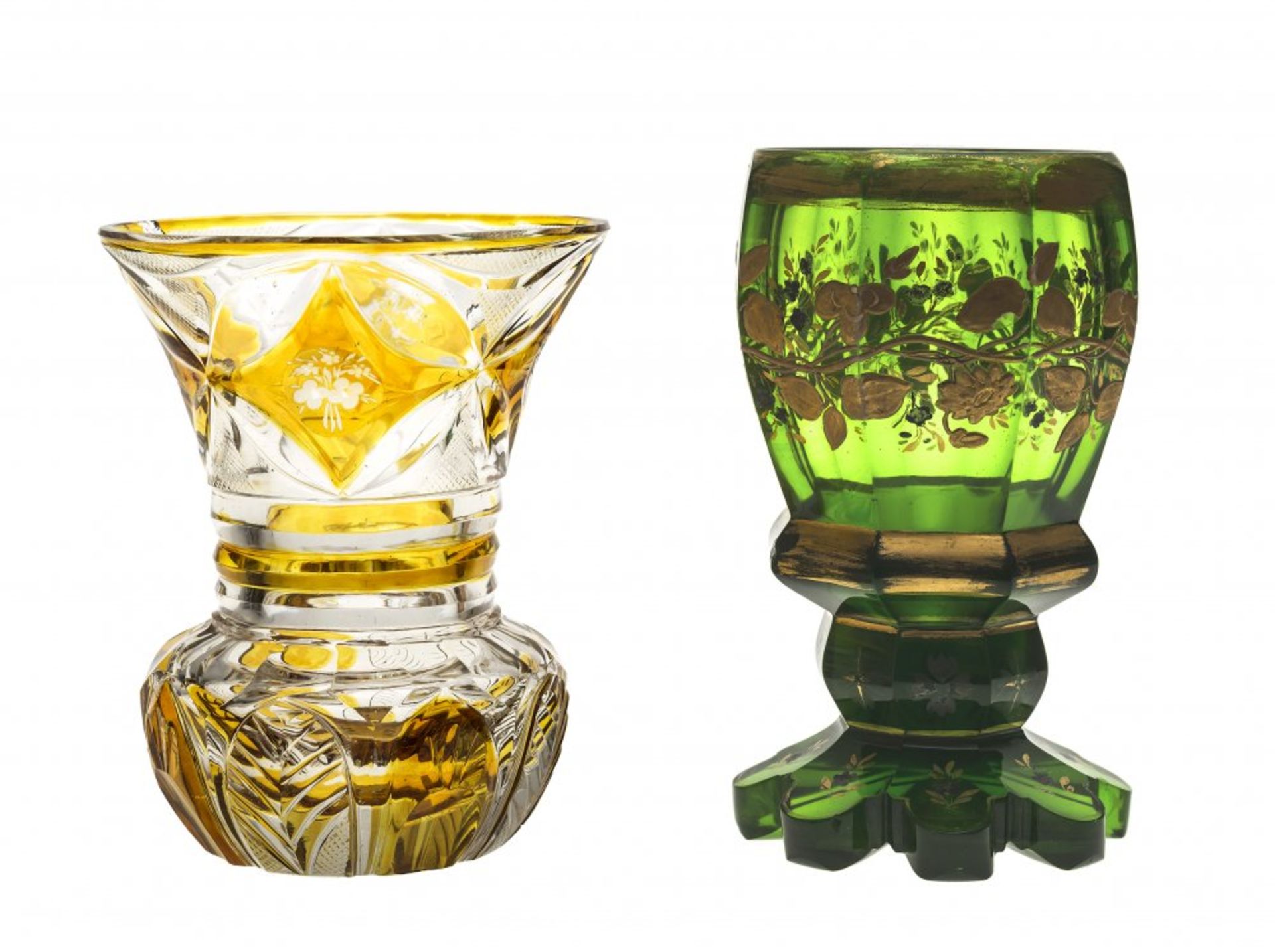 Kelch und BecherglasGelb bzw. grün überfangen. Tw. berieben. H. 12,5-14,3 cm.Goblet and beakerTw.