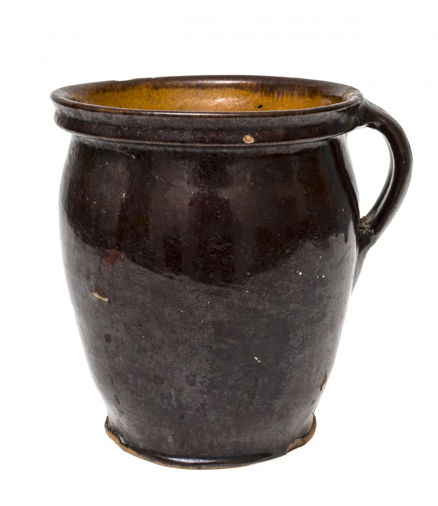 KrugKröning, 19. Jh. Irdenware, braun glasiert. Best. H. 15,5 cm.CircleKröning, 19th cent.