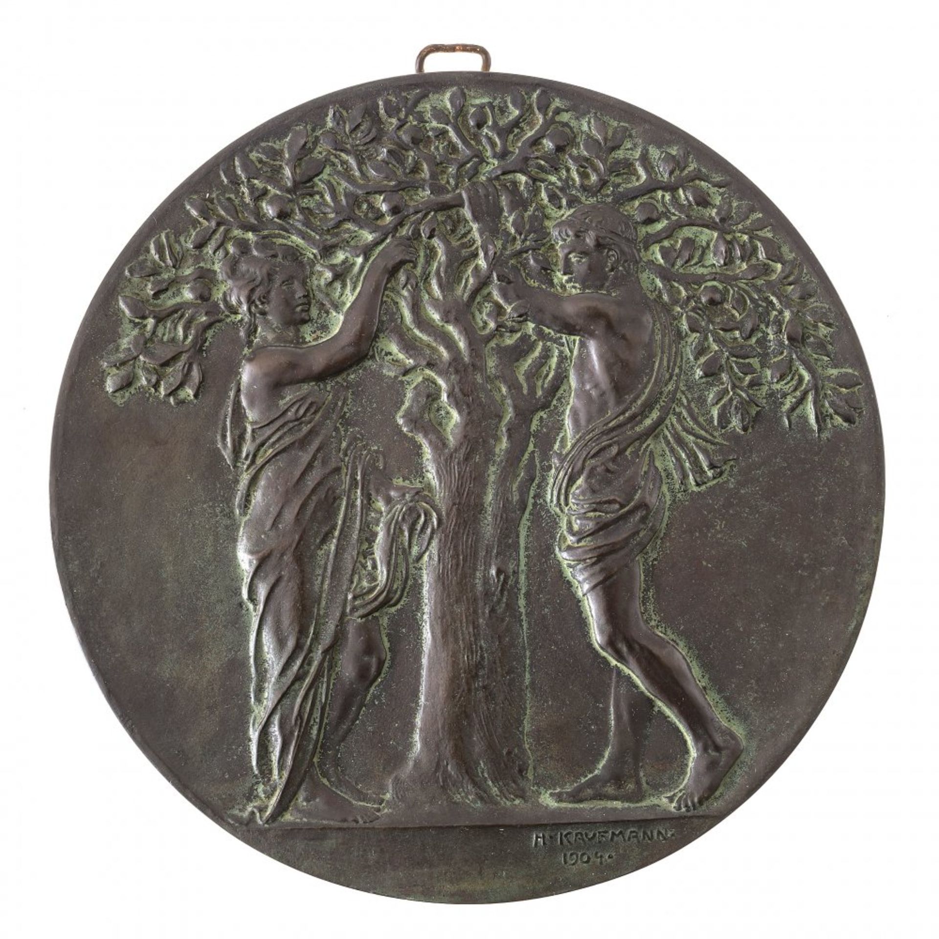 Kaufmann, HugoPlakette. Adam und Eva unter dem Apfelbaum. Bronze. Sign., dat. 1904. ø22,5 cm.