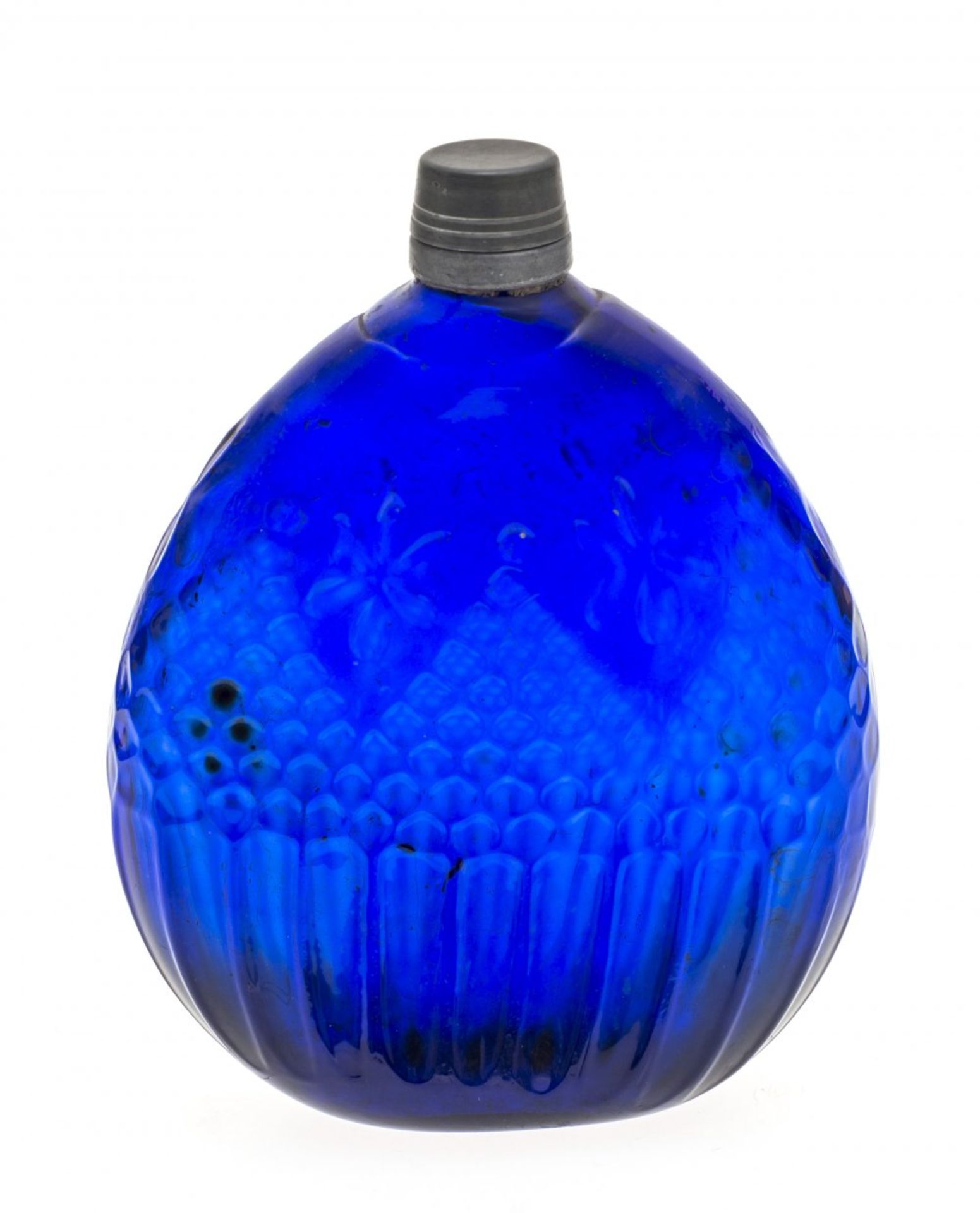 PlattflascheSüddeutsch. Blaues Glas, Zinnschraubverschluss. H. 14 cm.Platt bottleSüddeutsch. Blue