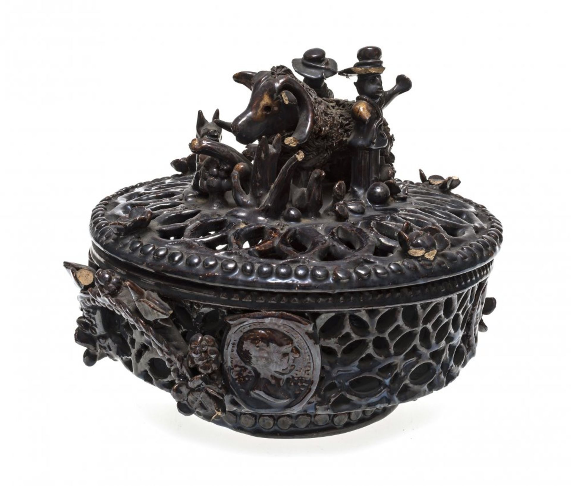 Deckelkorb ("nadlkörbl")Kröning, um 1850. Irdenware, braun glasiert. Schlaufenförmig durchbrochen