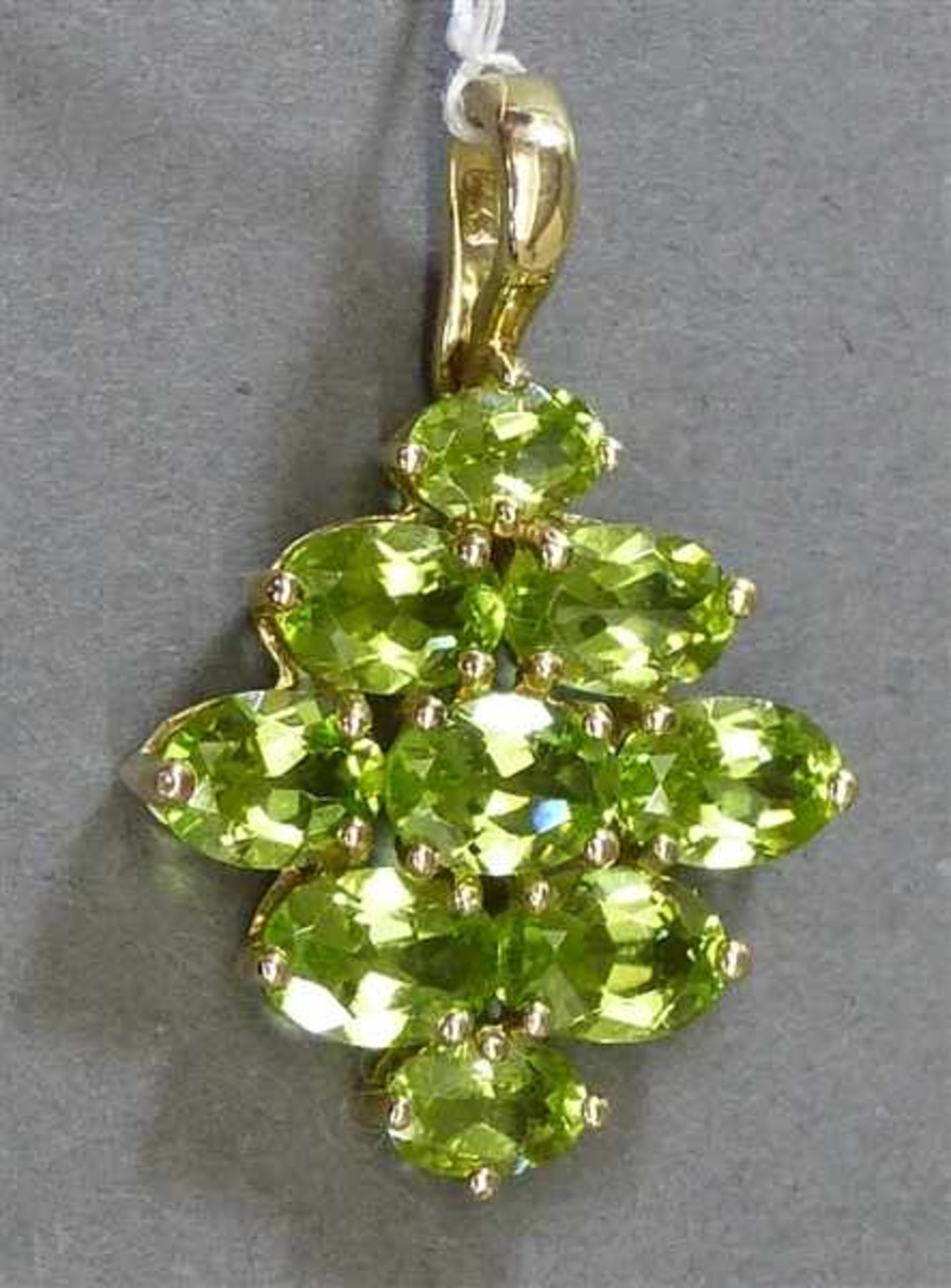 Clipanhänger8 kt. Gelbgold, besetzt mit 9 Peridots, oval geschliffen, Krampenfassung, ca 4g, h 3,5