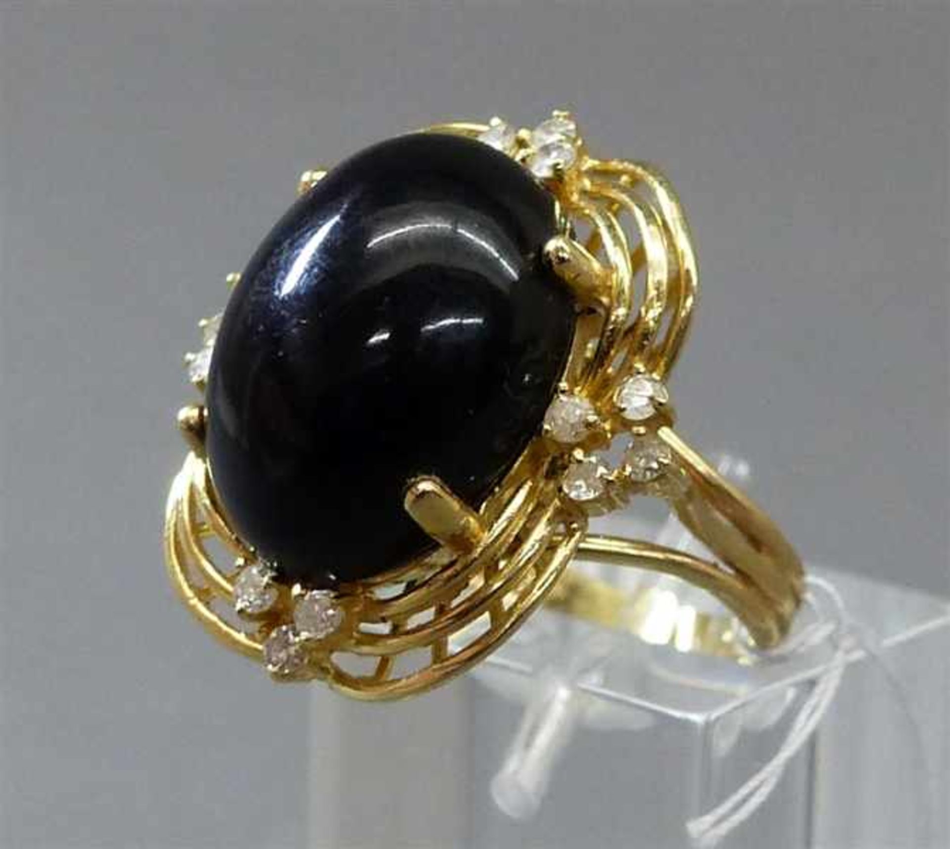 Damenring14 kt. Gelbgold, 1 Onyxcabochon, 14 Diamanten zusammen ca 0,25 ct., durchbrochen