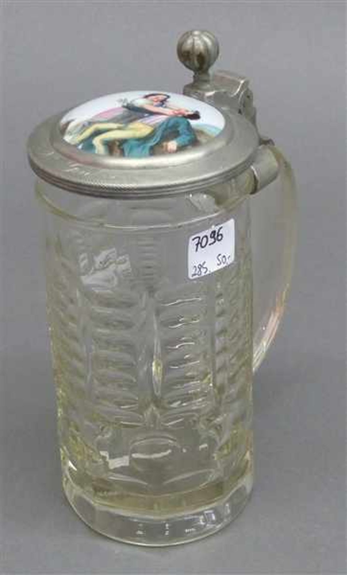 Pressglaskrug0,5 Liter, farblos, um 1900, Zinndeckel mit bemaltem Porzellaneinsatz, h 21 cm,