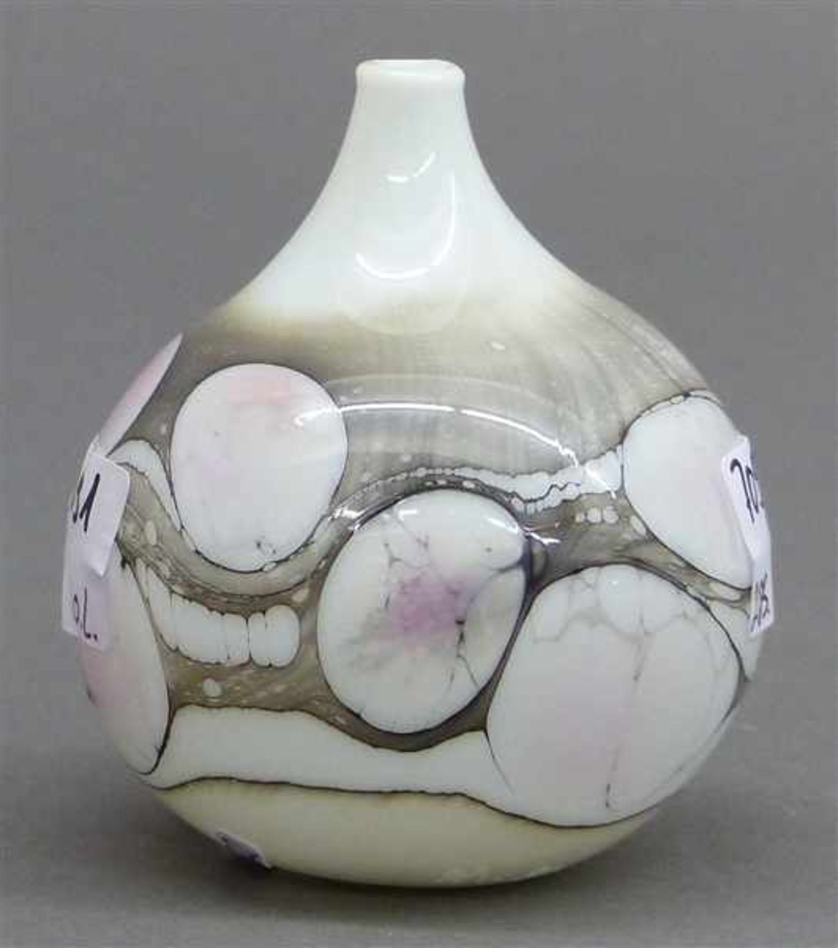 Milchglasvasebauchige Form, mundgeblasen, bemalt, 20. Jh., h 8 cm,