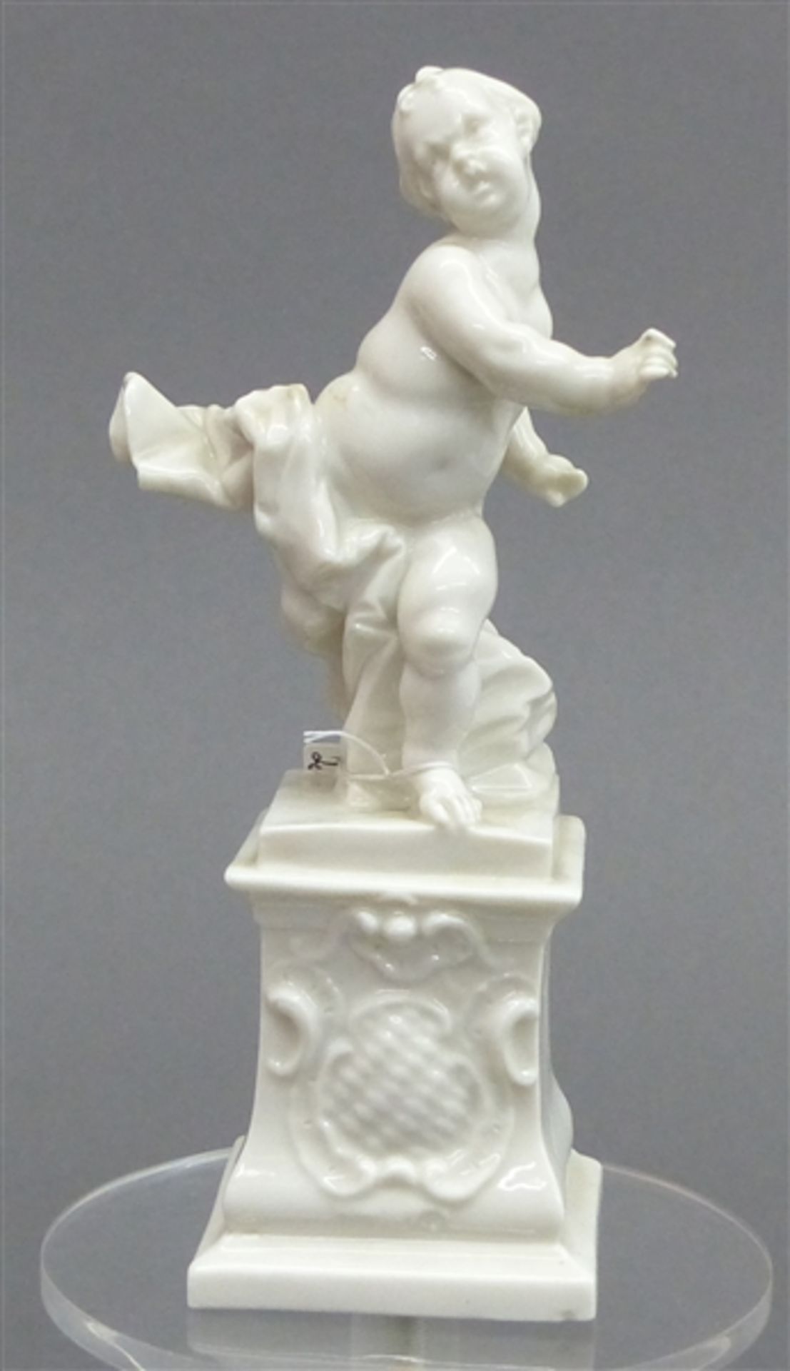 Porzellanskulpturweiß, stehender Putto auf Sockel, mit reliefiertem Wappenschild, Bustelli-