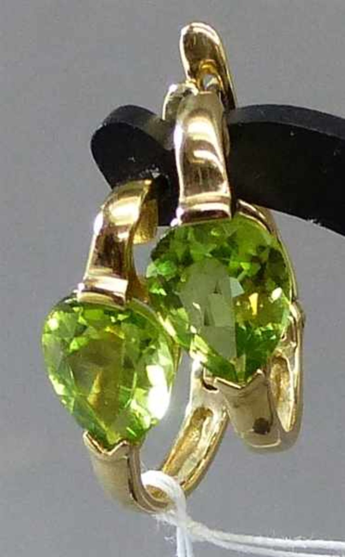 Ohrhänger8 kt. Gelbgold, 2 geschliffene Peridots, Tropfenform, zus. ca 4g,