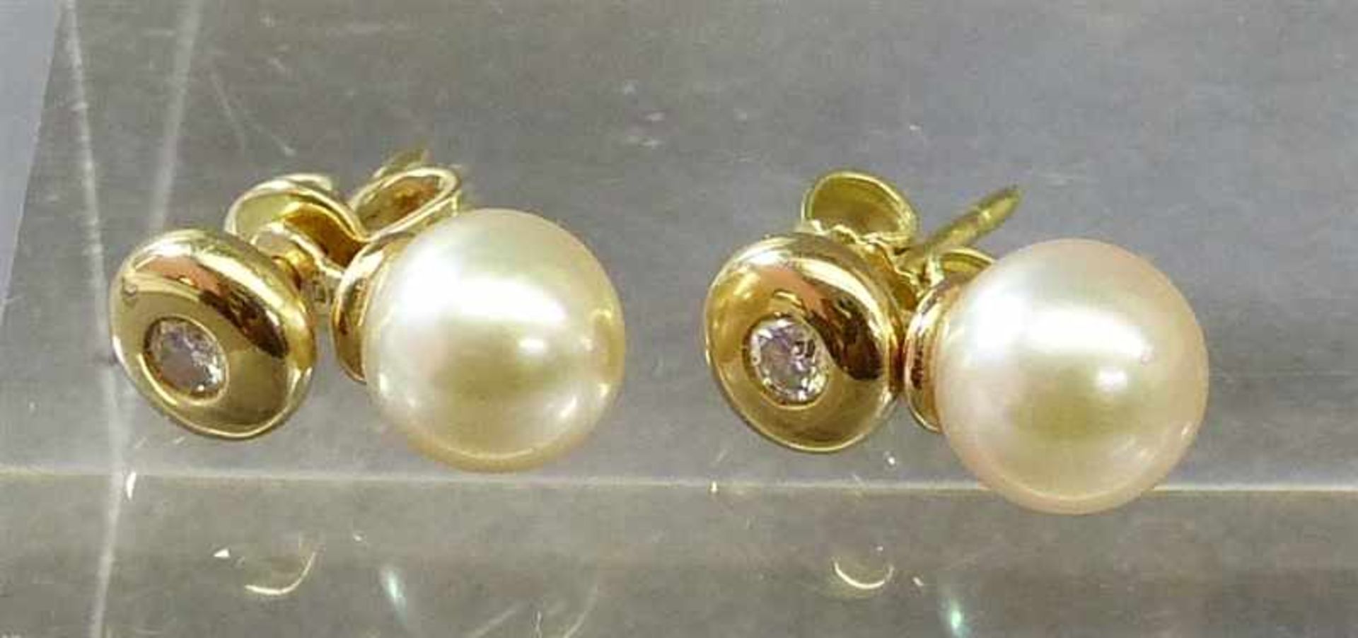 Paar Ohrstecker14 kt. Gelbgold, 2 Brillanten zusammen ca 0,06 ct, wesselton, si, 2 Zuchtperlen, d