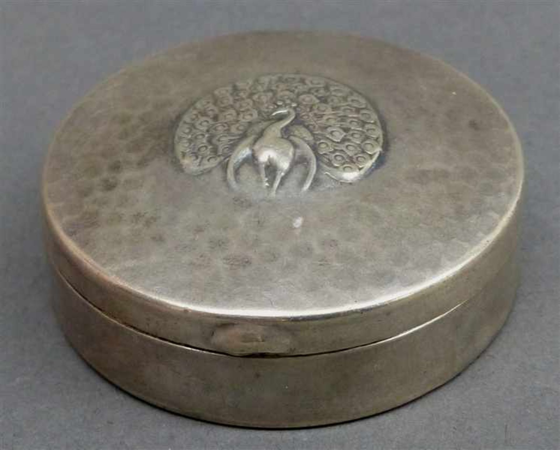 Pillendose830er Silber, punziert, Deckel mit Reliefarbeit, "Pfau", um 1920, rund, ca 30g, d 5 cm,