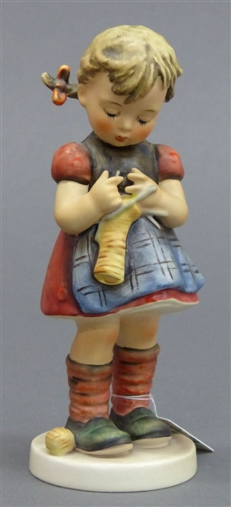 HummelfigurPorzellan, Mädchen beim Stricken, "zwei Rechts - zwei Links", 1963, FM4, h 16 cm,