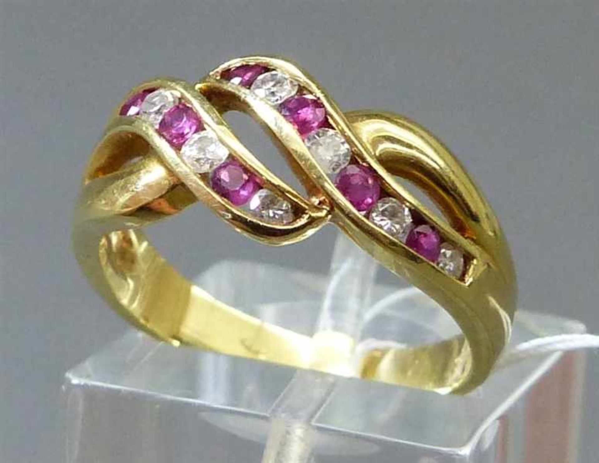 Damenring14 kt. Gelbgold, 8 Brillanten zusammen ca 0,16 ct., wesselton, 8 Rubine, durchbrochen