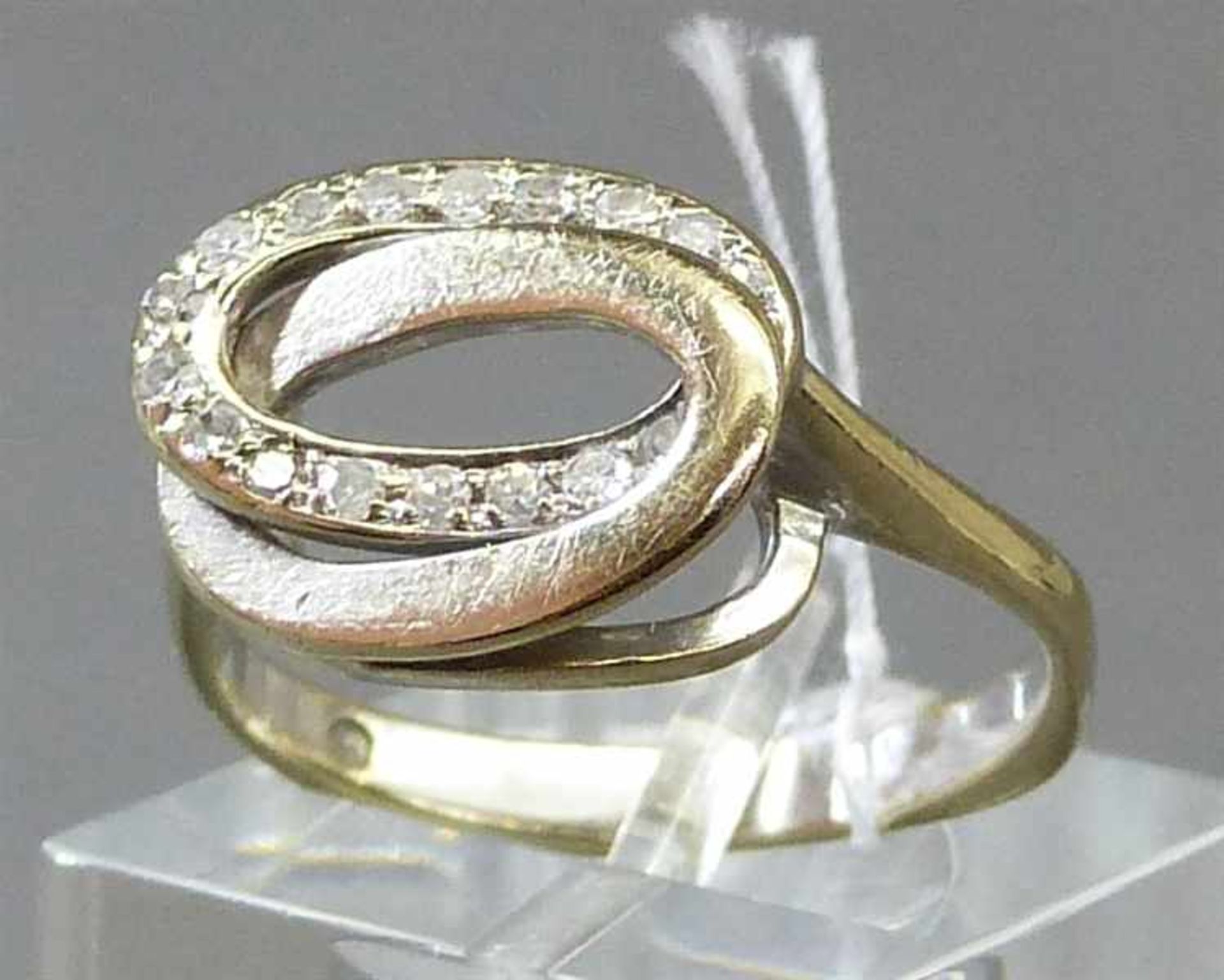 Damenring14 kt. Weißgold, besetzt mit 17 kleinen Diamanten, durchbrochen gearbeitet, teilweise