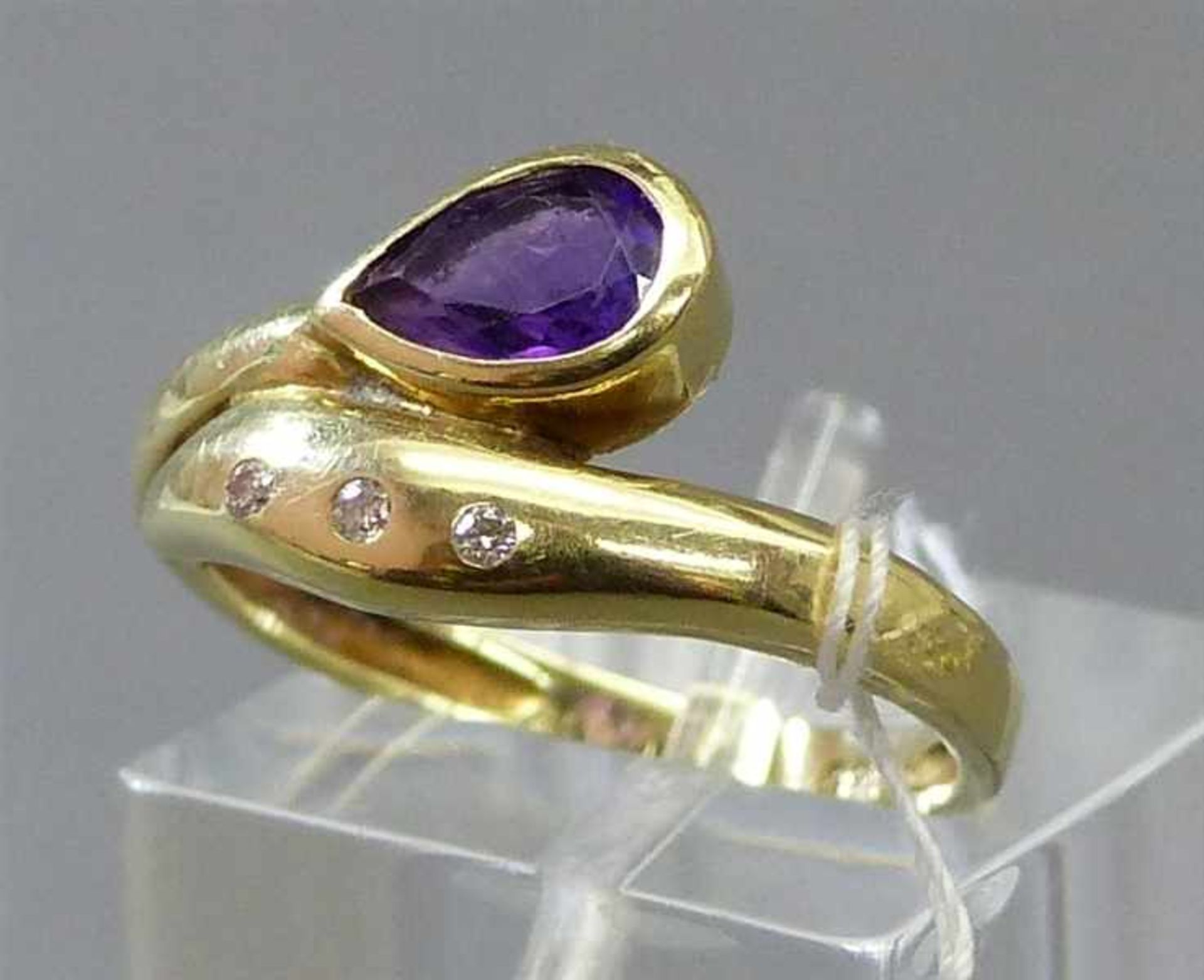 Damenring14 kt. Gelbgold, 1 tropfenförmiger Amethyst, 3 kleine Diamanten, ca 3g, RM 55,