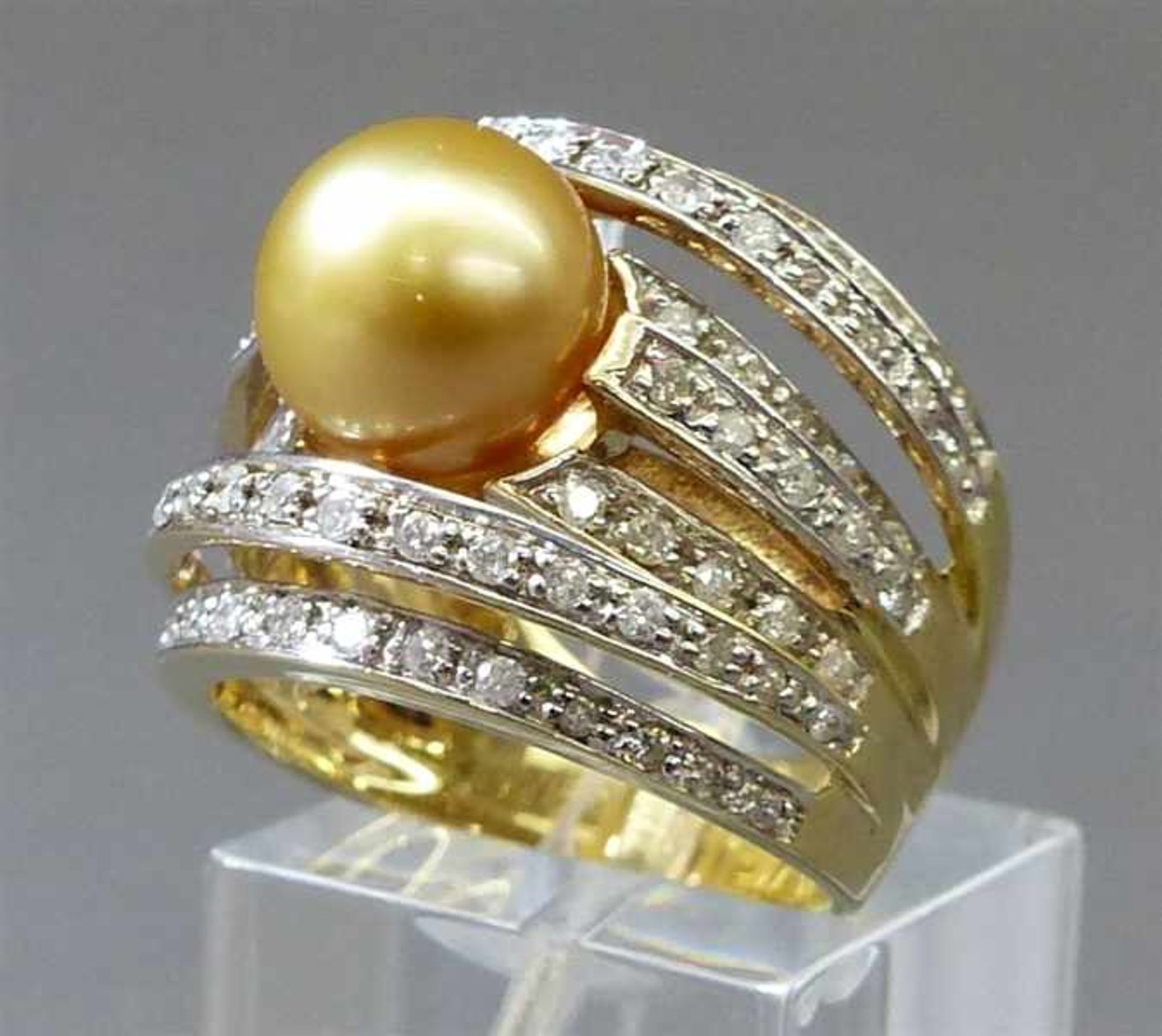 Damenring14 kt. Gelbgold, 1 champagnerfarbene Perle, besetzt mit ca 86 Diamanten zusammen ca 1,00