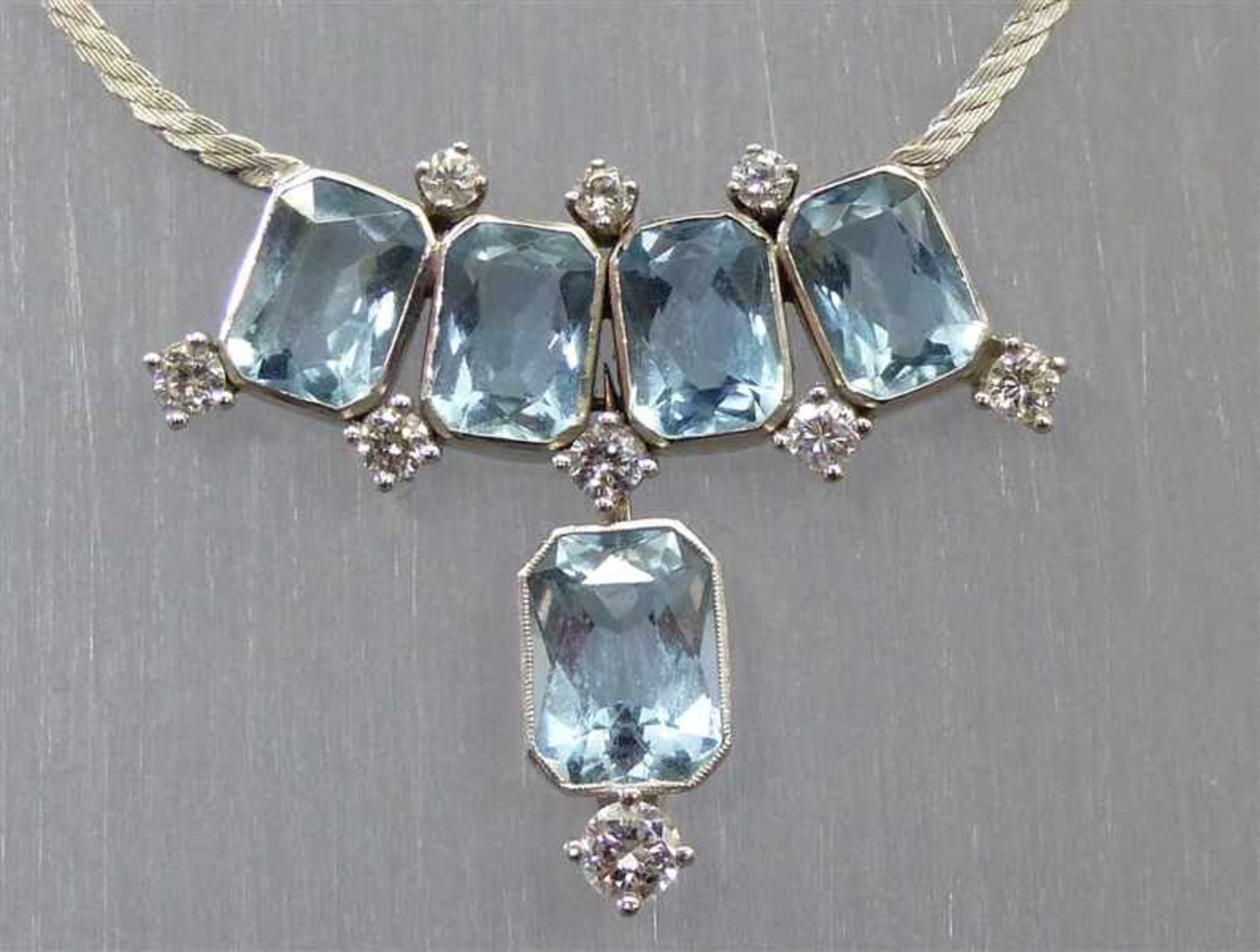 Collier18 kt. Weißgold, 5 Aquamarine, 9 Brillanten zusammen ca 0,90 ct., wesselton, vsi - si,