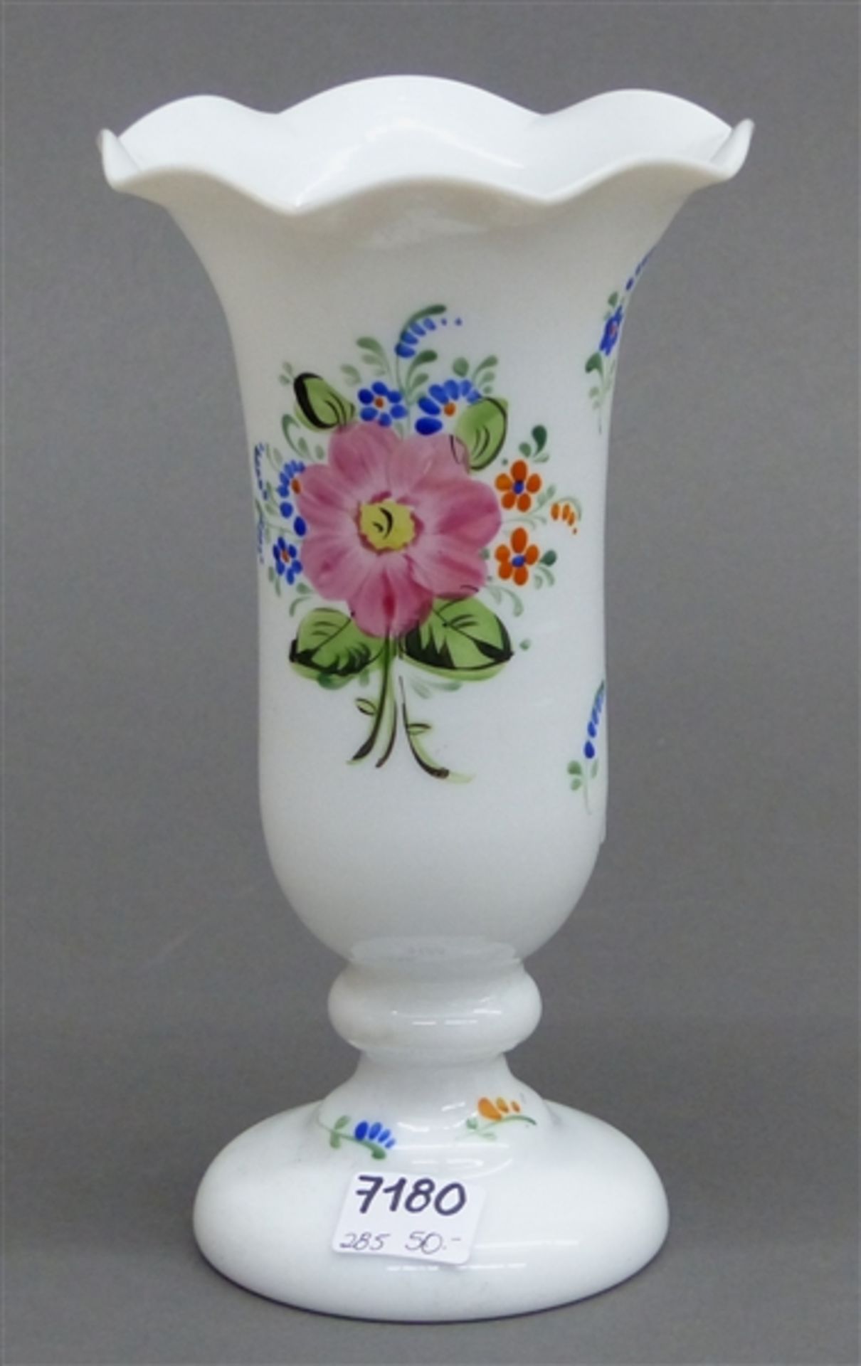 Ziervase, 19. Jh.Milchglas, Emailmalerei mit Rosendekor, Wellrand, Abriss, h 19 cm,