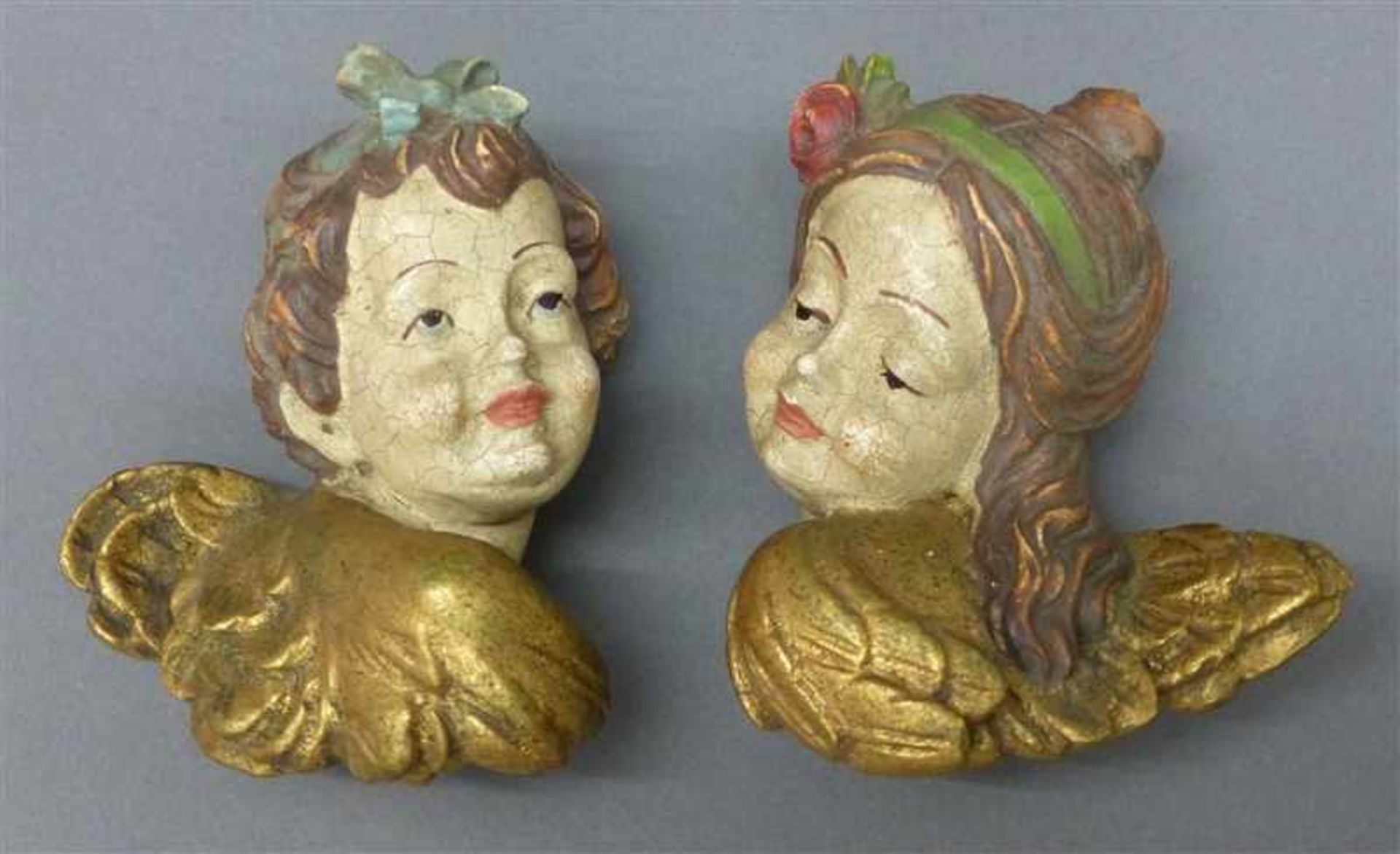Paar EngelsköpfchenHolz, bemalt, teilvergoldet, Grödnertal, 20. Jh., h 10 cm,