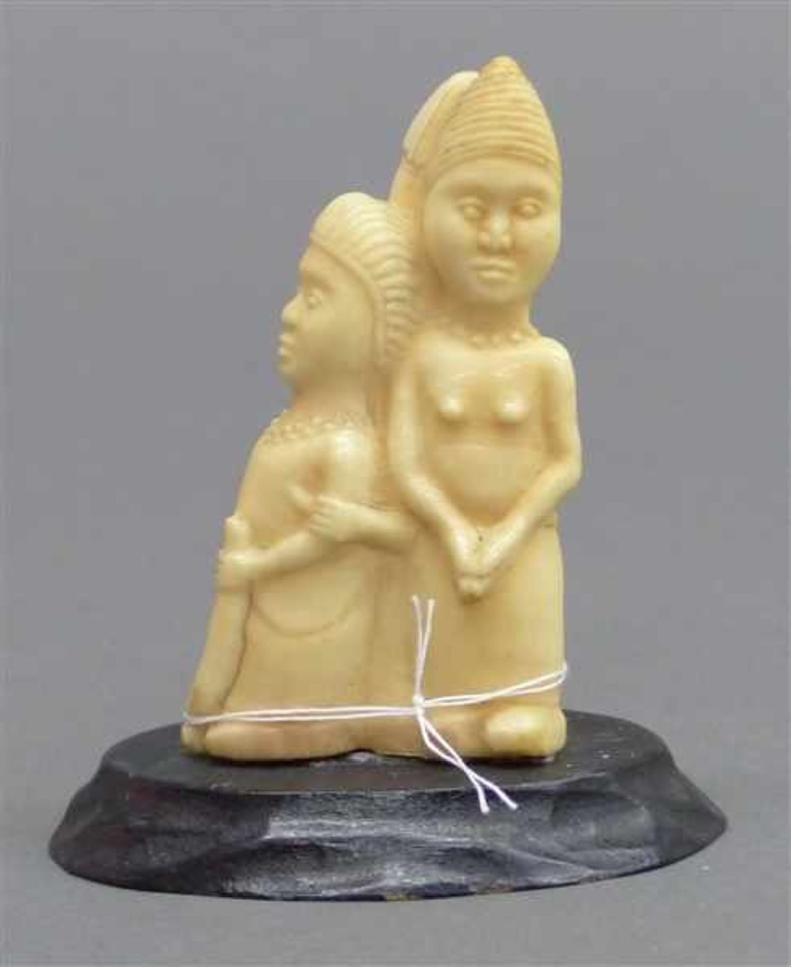 BeinschnitzereiAfrika, 3 Figuren, um 1900, auf Holzsockel, h 7 cm,