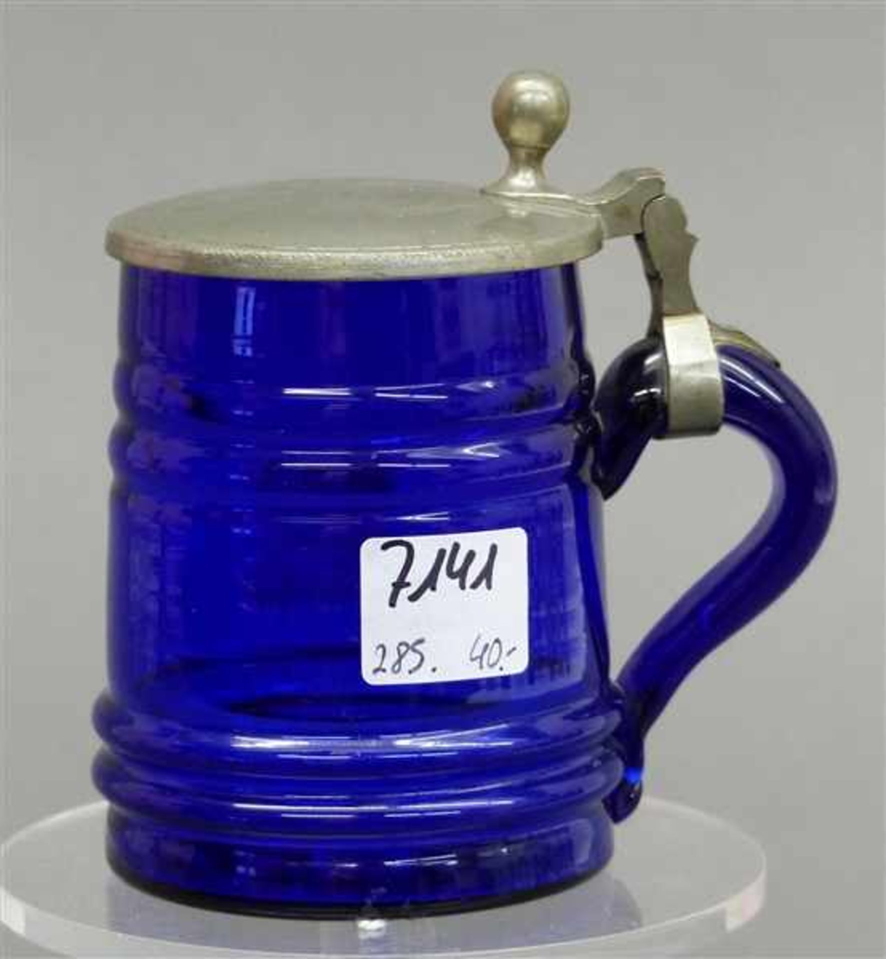 Kinderkrug, 19. Jh.Blauglas, mit Zinndeckel, Abriss, kobaltblau, h 9 cm,