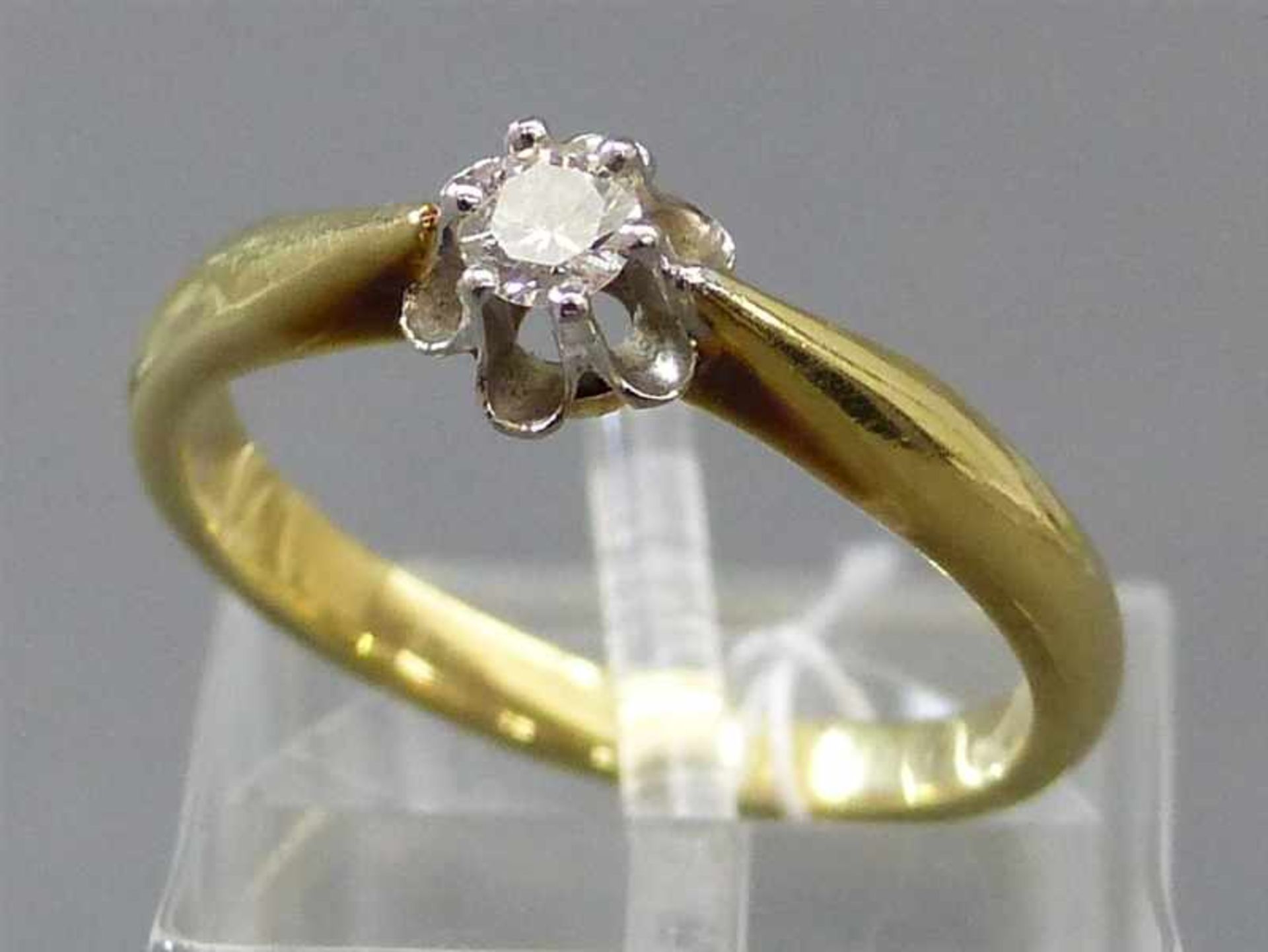 Solitärring14 kt. Gelb- und Weißgoldfassung, 1 Brillant 0,135 ct., wesselton, si, Krampenfassung, ca