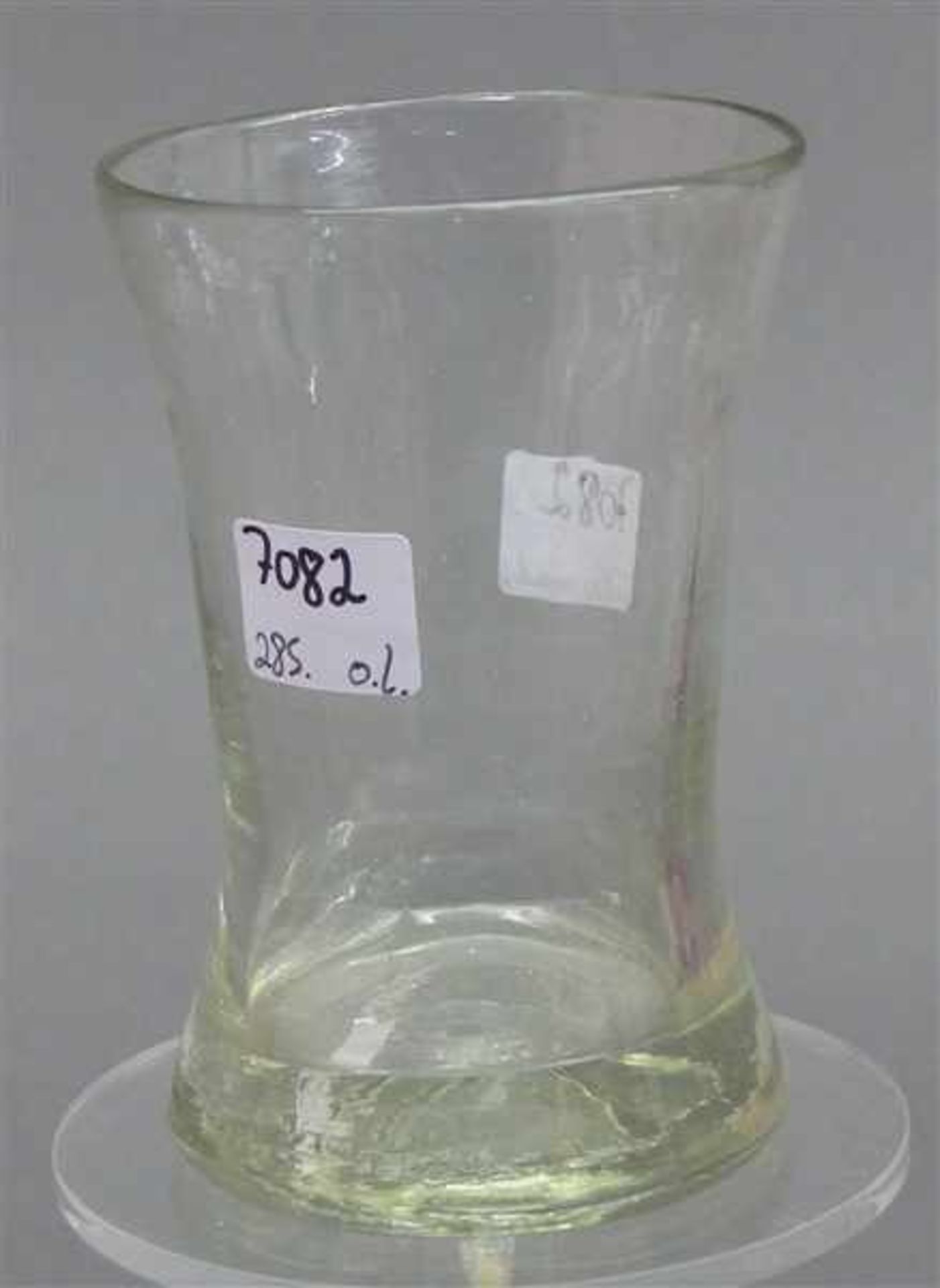 Becherfarbloses Glas, mundgeblasen, 19. Jh., h 11,5 cm,