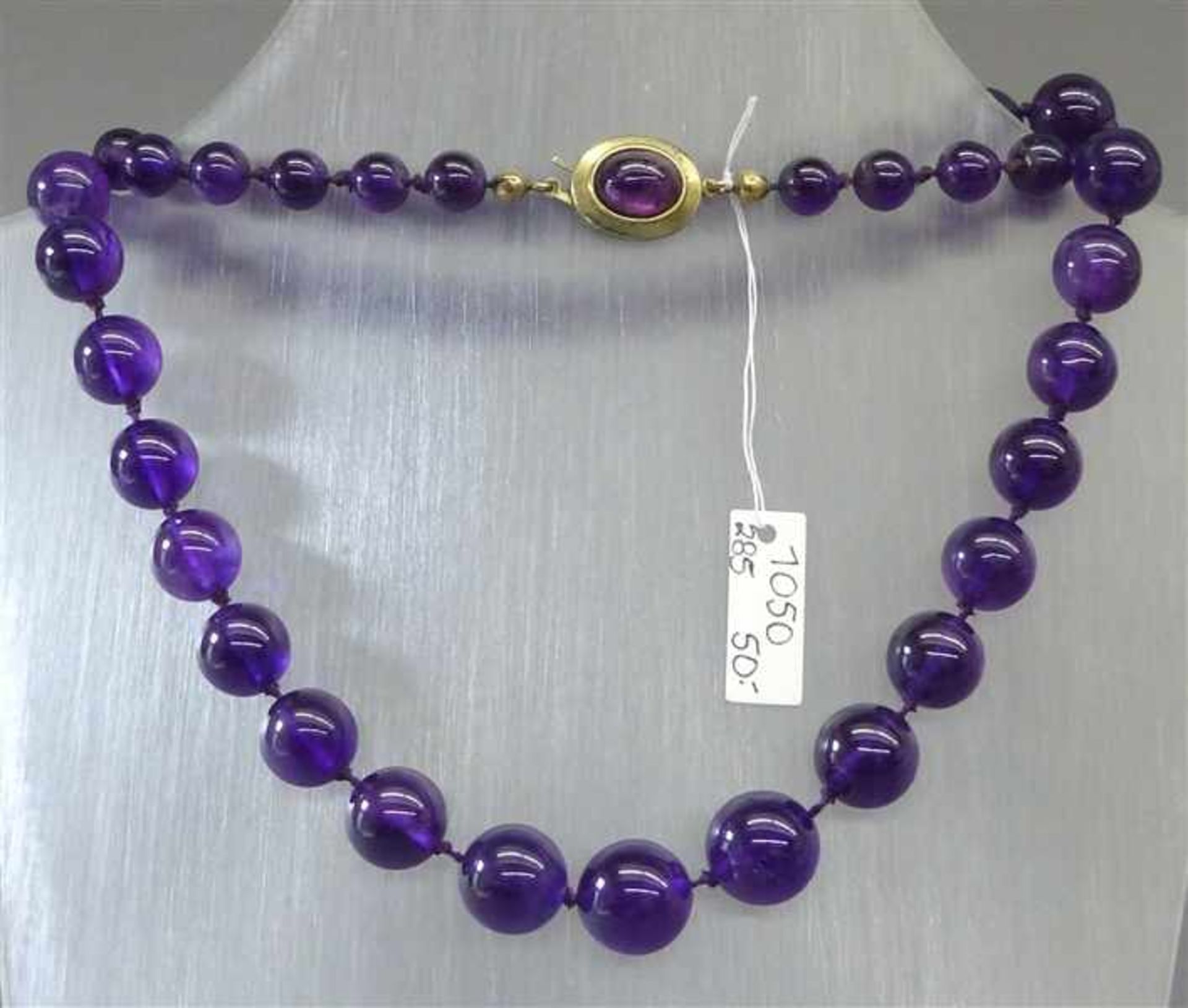 HalsketteSilberschloss, ca 51 geschliffene Amethystkugeln, im Verlauf, l ca 60 cm,