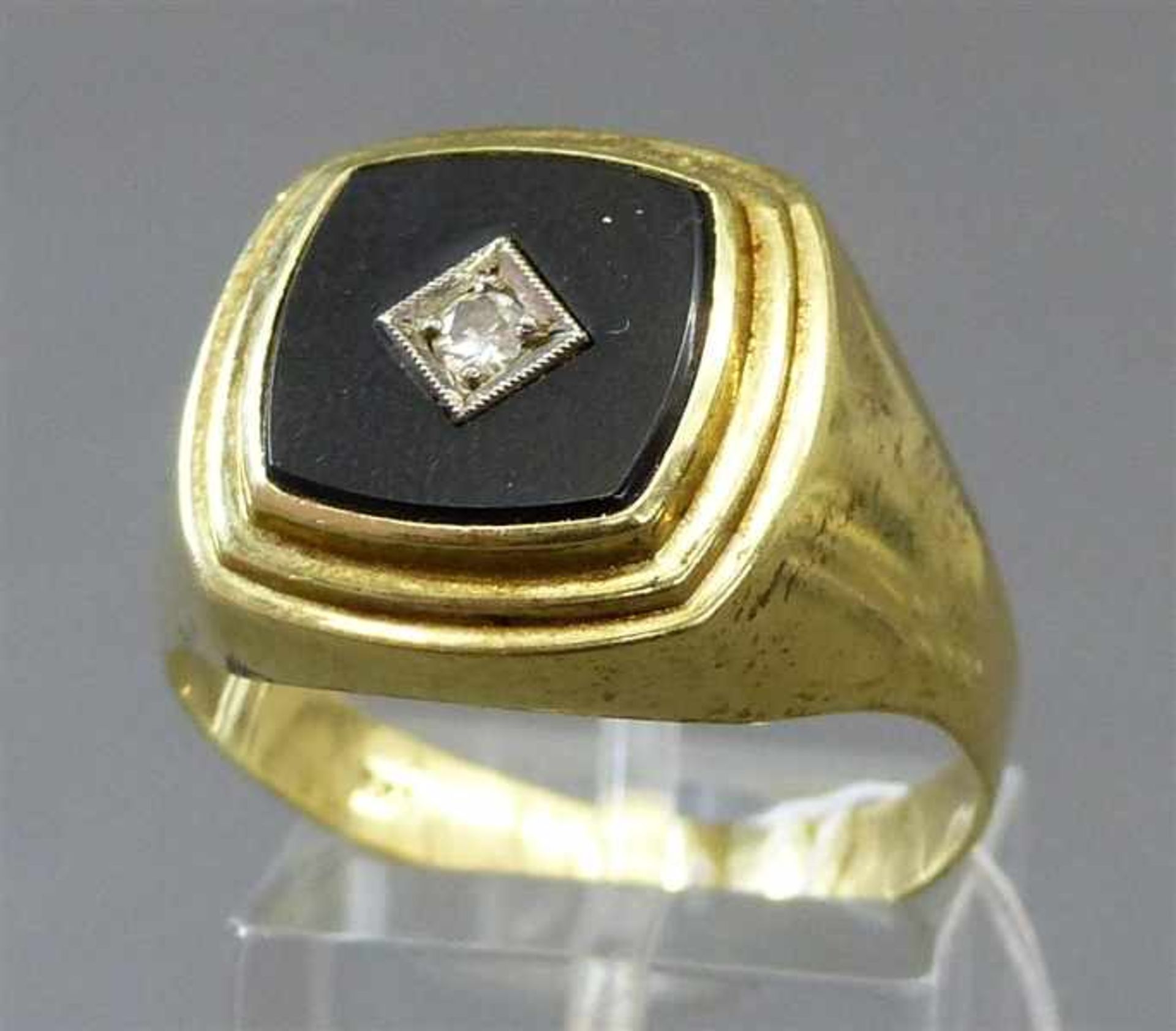 Herrenring14 kt. Gelbgold, 1 Onyxplatte, 1 Brillant ca 0,07 ct., ca 8g, RM 70,