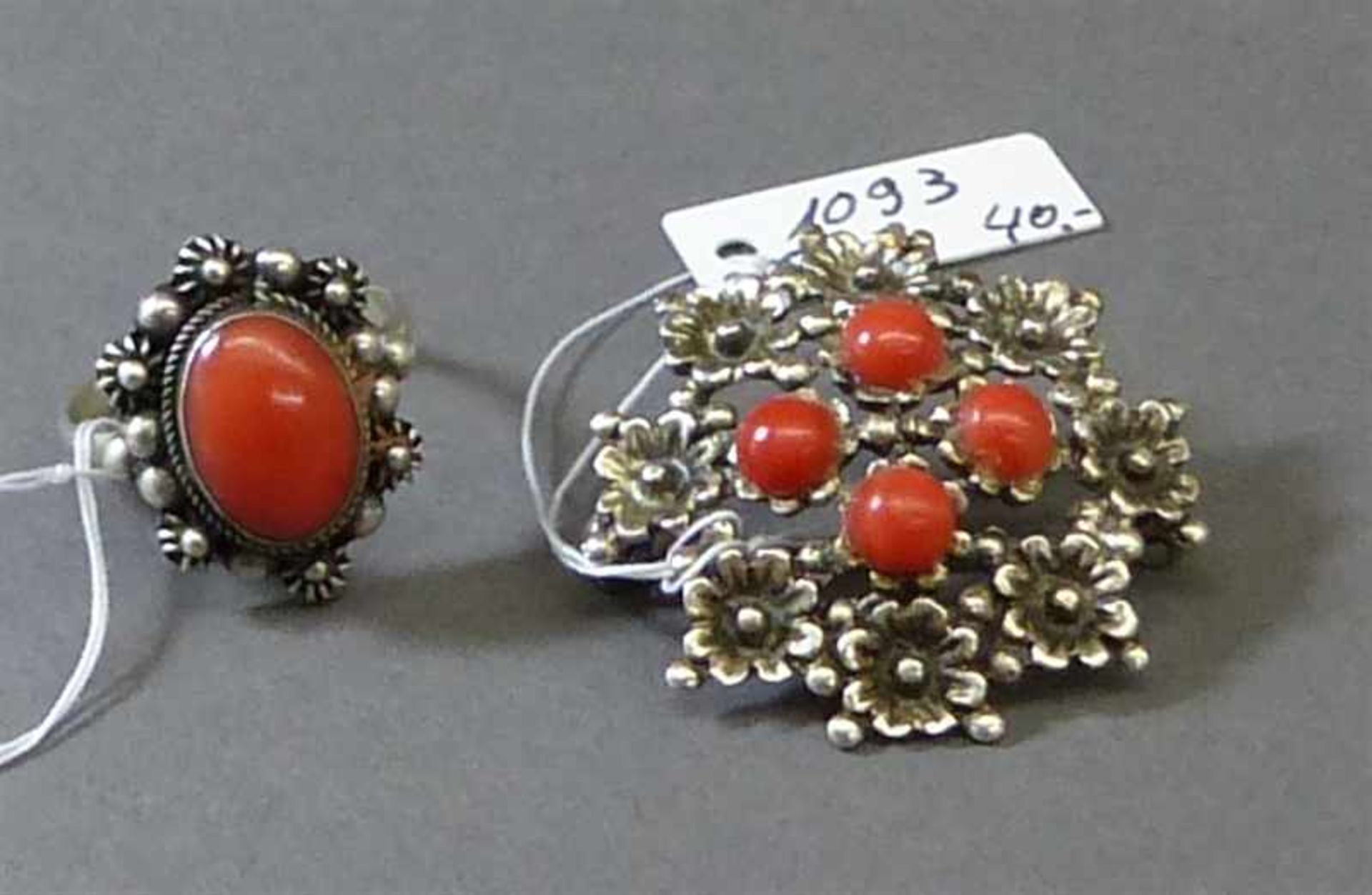 KonvolutSilbermonturen, Korallbesatz, 1 Damenring, RM 56 1 Brosche, rund, d 3 cm, zusammen ca 10g,