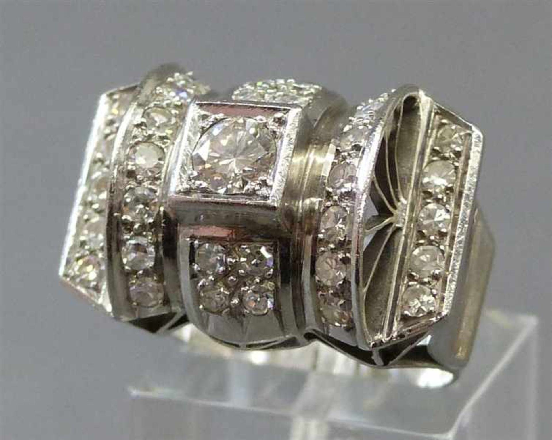 Art-Deko RingPlatinfassung, Mittelstein Brillant ca 0,30 ct., weiß, 32 Diamanten als Besatz,