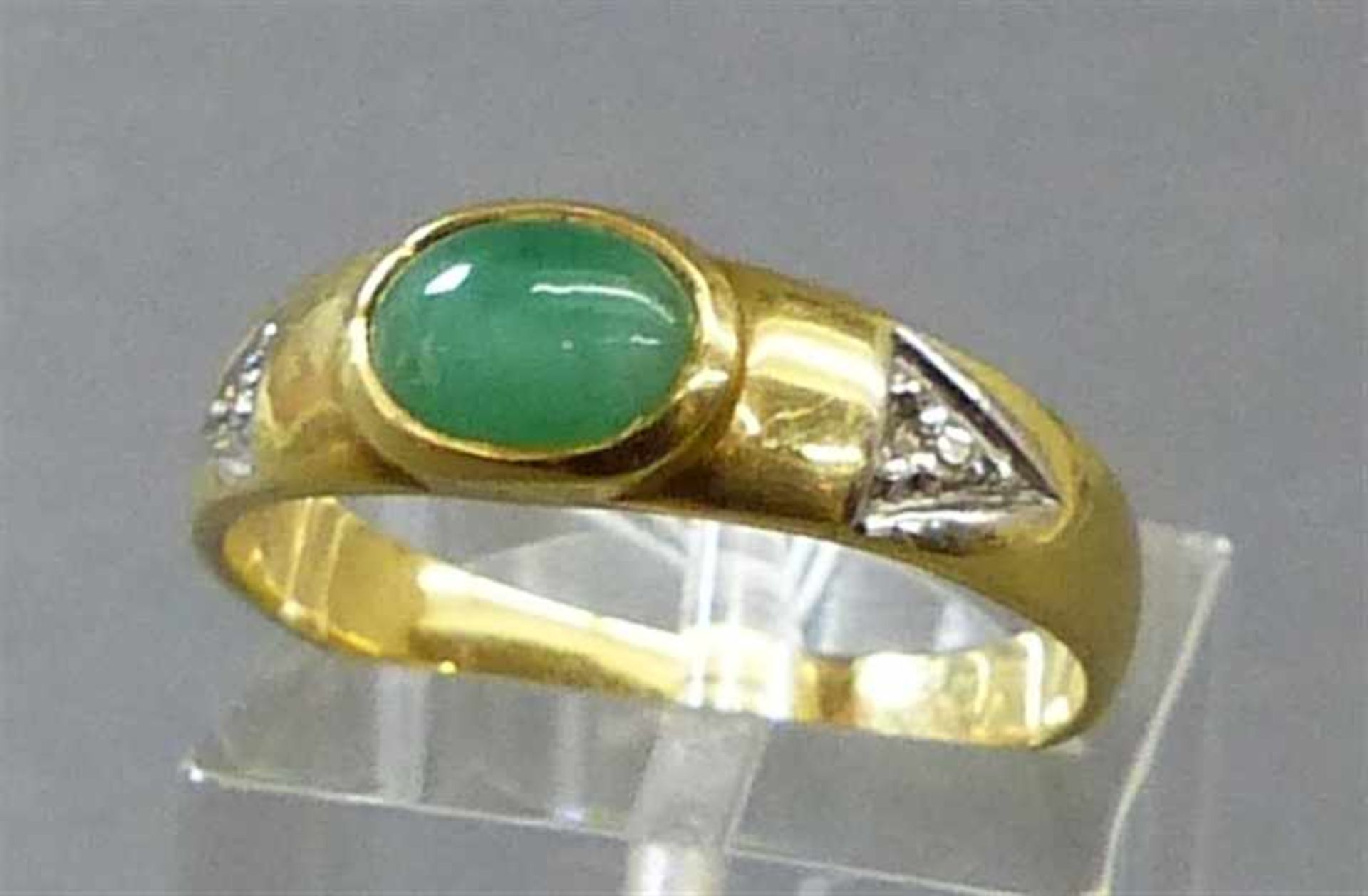 Damenring18 kt. Gelbgold, 1 Smaragdcabochon, 2 kleine Diamantsplitter, ca 4g, RM 57,