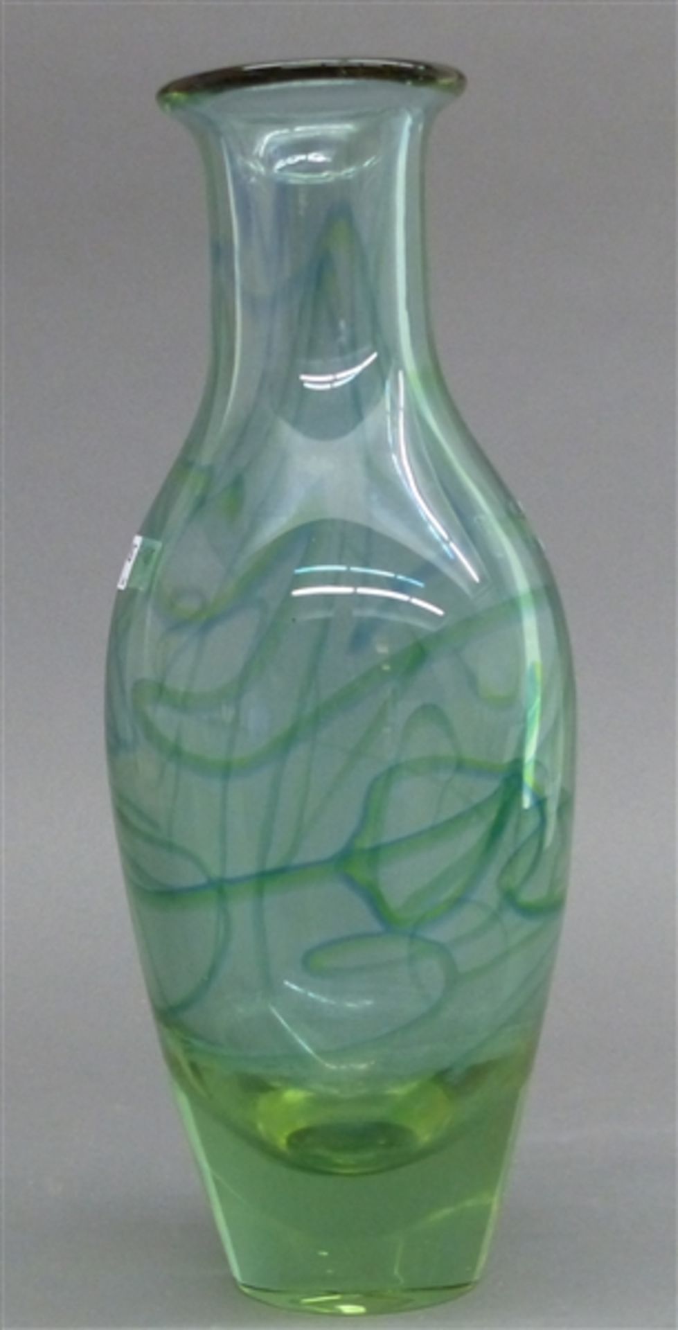 Glasvasegrün, mit blau-gelben Einschmelzungen, mundgeblasen, h 40 cm, um 1920,