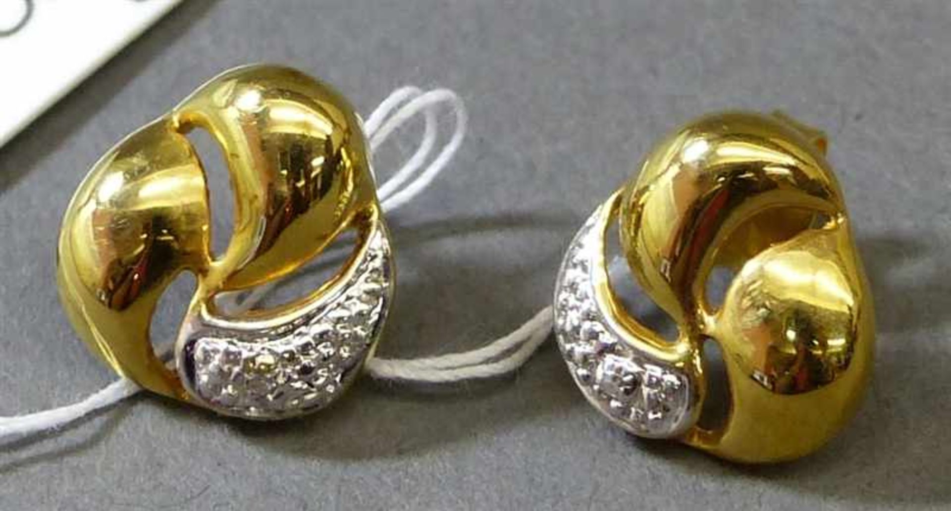 Paar Ohrstecker14 kt. Gelbgold, 2 kleine Diamanten als Besatz, ca 3g,