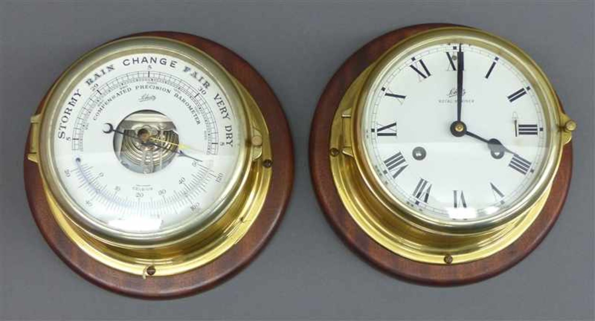 Paar SchiffsinstrumenteMessinggehäuse, auf Mahagoniplatte, Barometer und Uhr, Fa. Schatz, Uhr