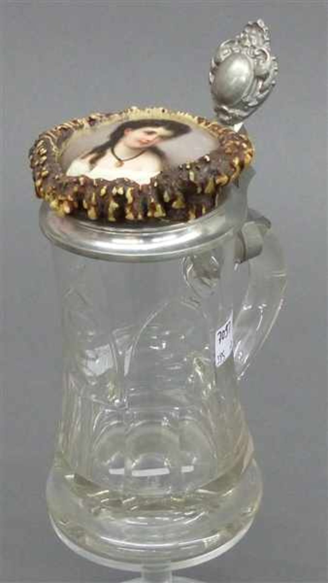 Glasbierkrugfarblos, beschliffen, 0,5 Liter, um 1900, Zinndeckel mit bemaltem Porzellaneinsatz und