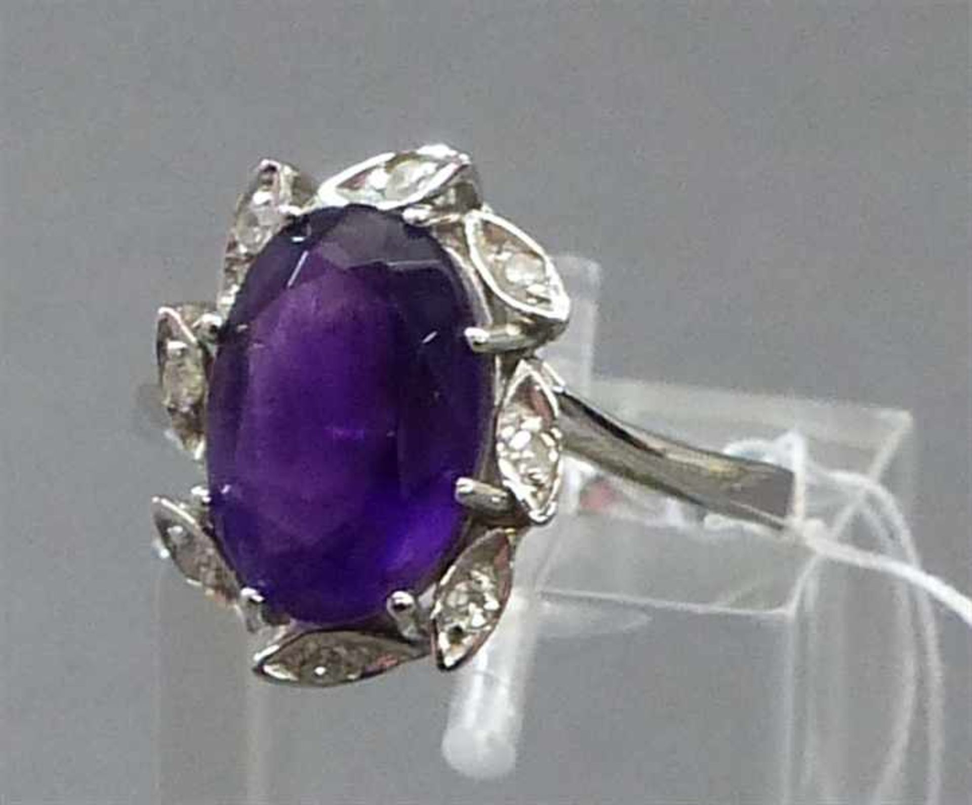 Damenring14 kt. Weißgold, 1 ovaler Amethyst, Kranz mit 8 Diamanten, Krampenfassung, ca 4g, RM 56,