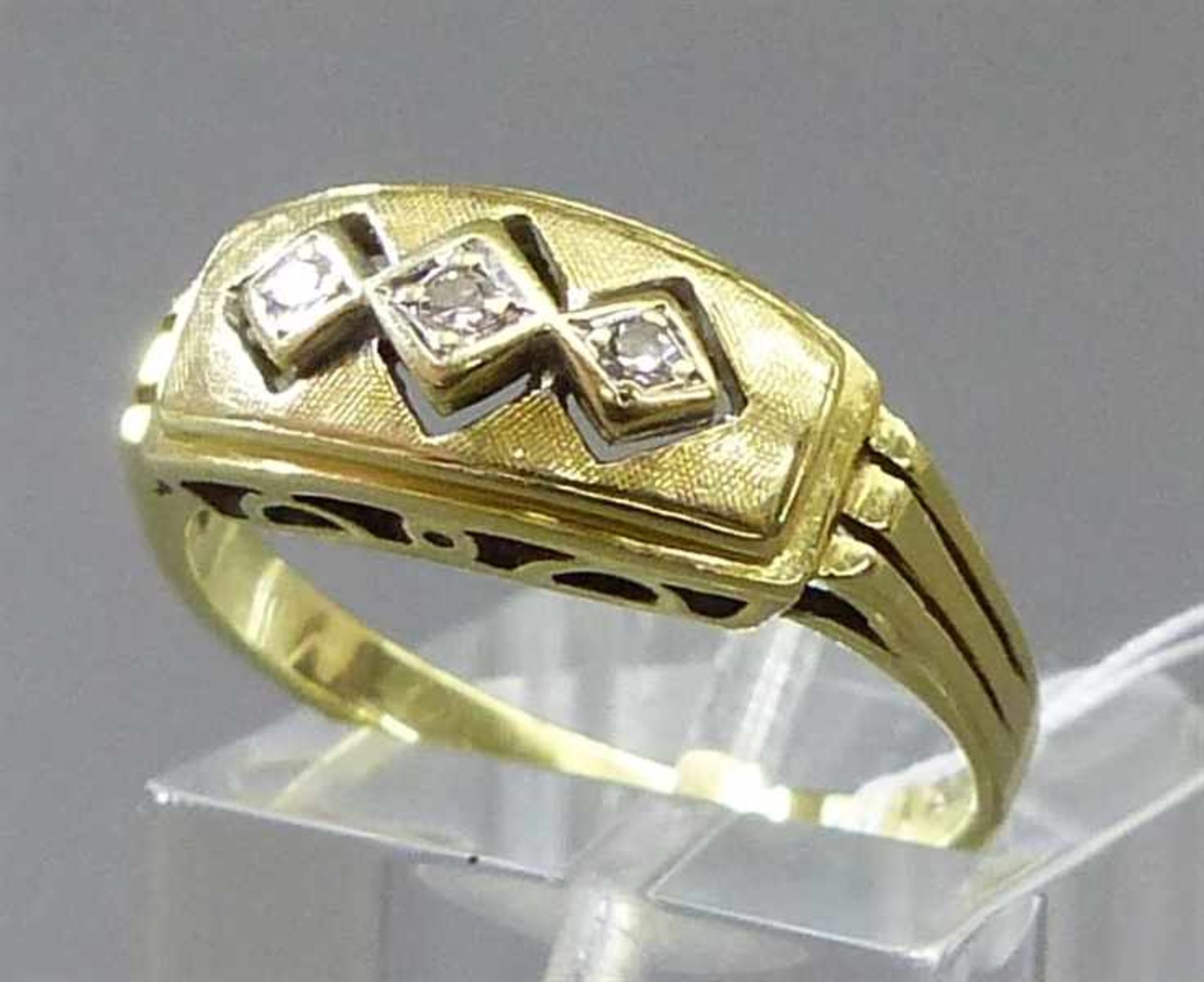 Damenring, um 190014 kt. Gelbgold, 3 kleine Diamanten,durchbrochen gearbeitet, teilweise mattiert,