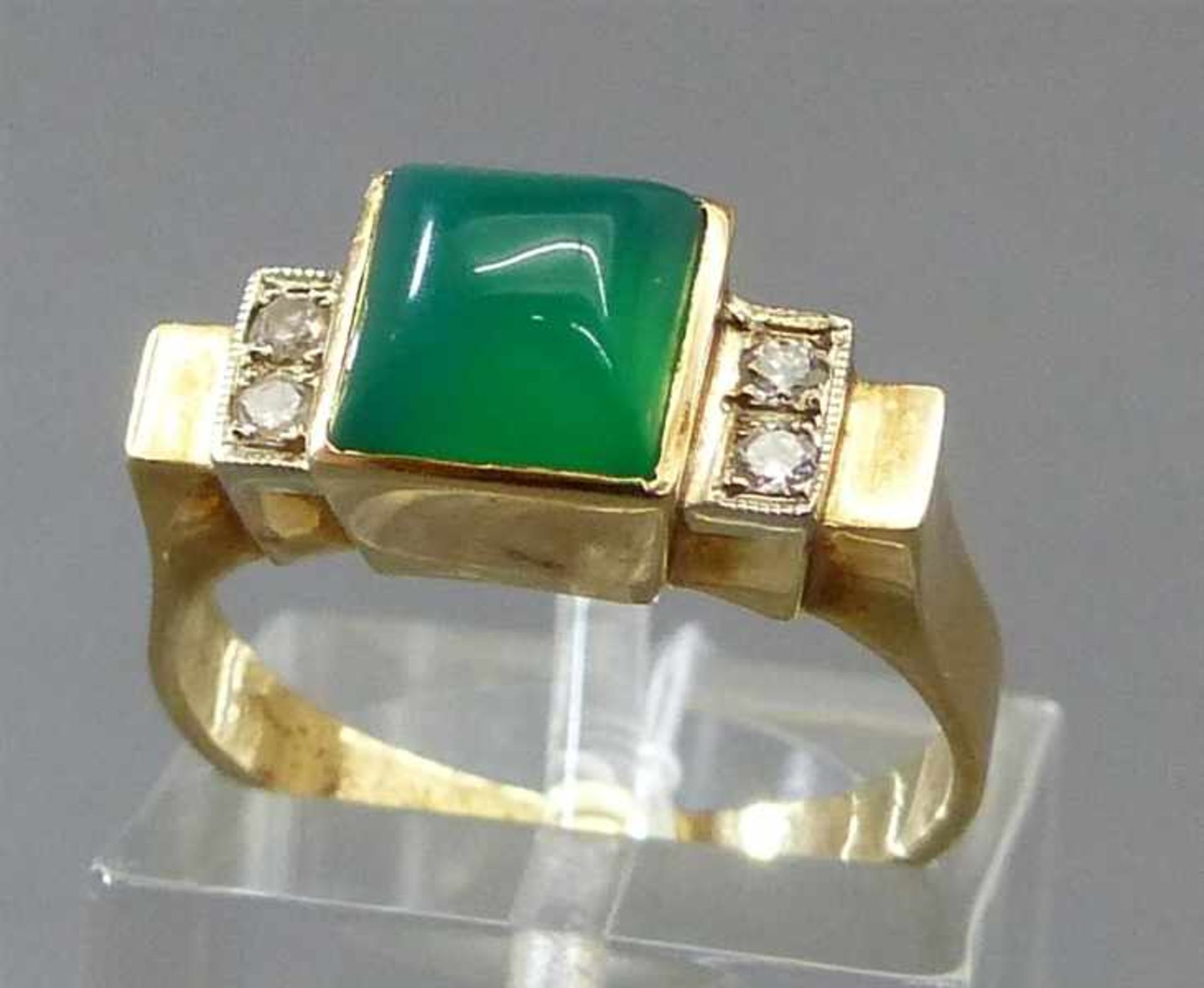 Damenring14 kt. Gelbgold, 1 Chrysopras, 4 Diamanten zusammen ca 0,087 ct., Art-Deco, ca 4g, RM 55,