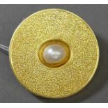 Brosche14 kt. Gelbgold, graviert, mittig 1 Perle, rund, ca. 13 g schwer, d 3,4 cm,