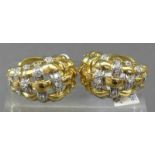 Paar Ohrklemmen18 kt. Gelbgold, Flechtform, besetzt mit 28 Brillanten zus. ca. 0,68 ct., top