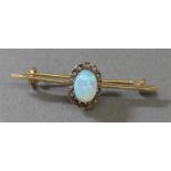 Brosche14 kt. Rotgold, 1 ovaler Opal, Kranz mit Diamantrosen, ca 3g, b 3,5 cm,