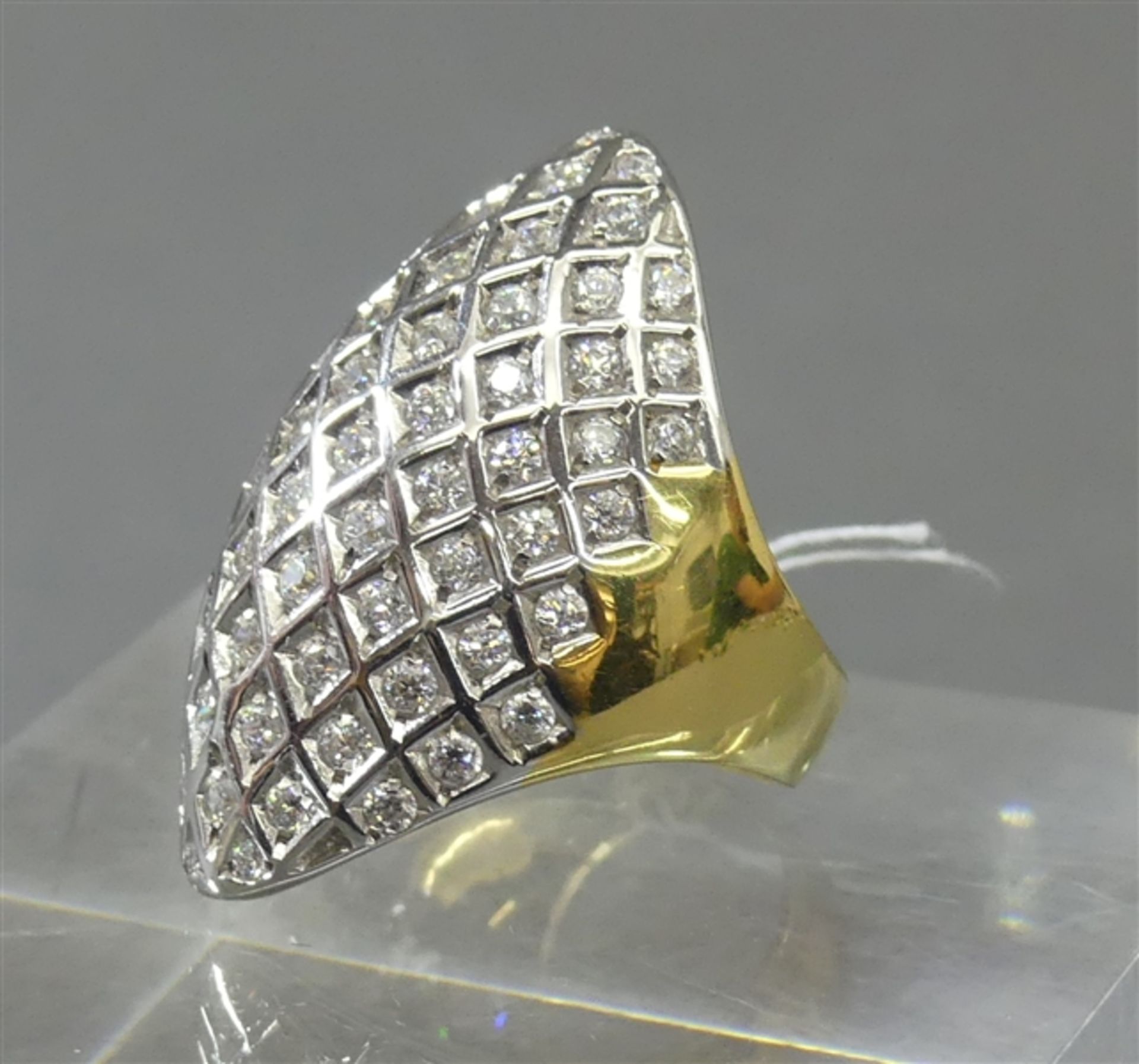 Damenring18 kt. Gelb- und Weißgold, besetzt mit ca 84 Brillanten zusammen ca 3,00 ct., weiß, vsi,