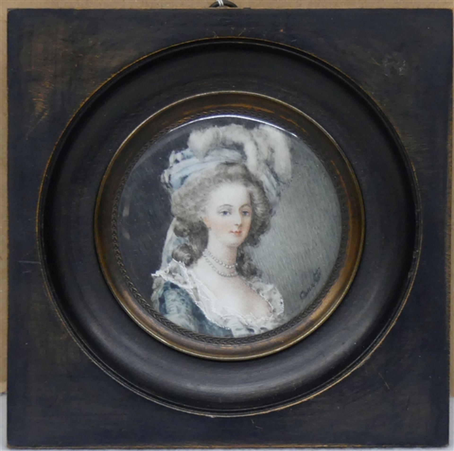 Miniatur, 19. Jhauf Elfenbein, gemalt, "Marie Antoinette", unleserlich signiert, rund, d 6,5 cm,