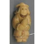 OkimonoChina, Taguanuß, Frau mit Puppe, um 1950, h 4,5 cm,